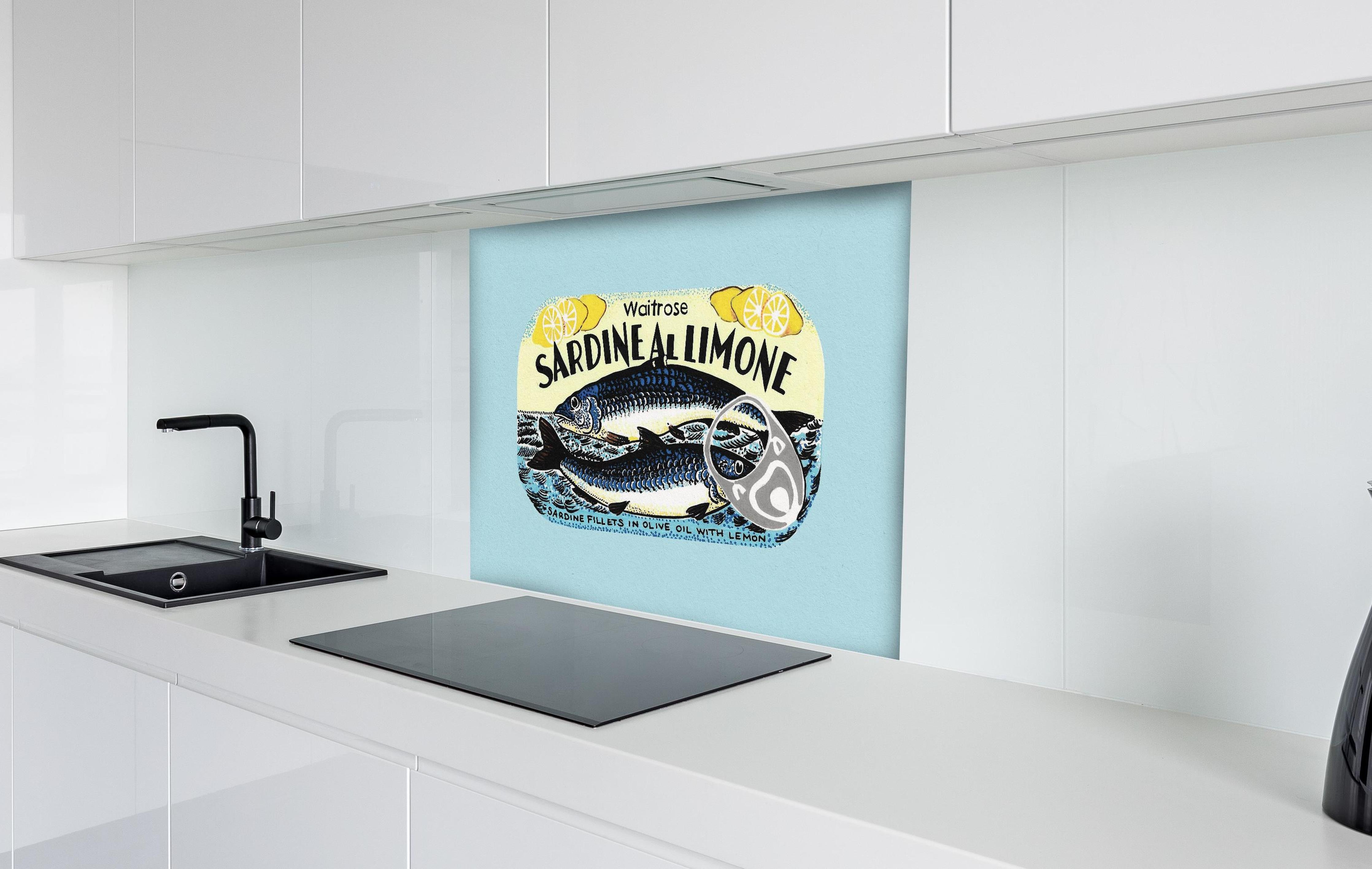 Spritzschutz - Sardine Al Limone hinter einem Cerankochfeld zwischen Holz-Kochutensilien