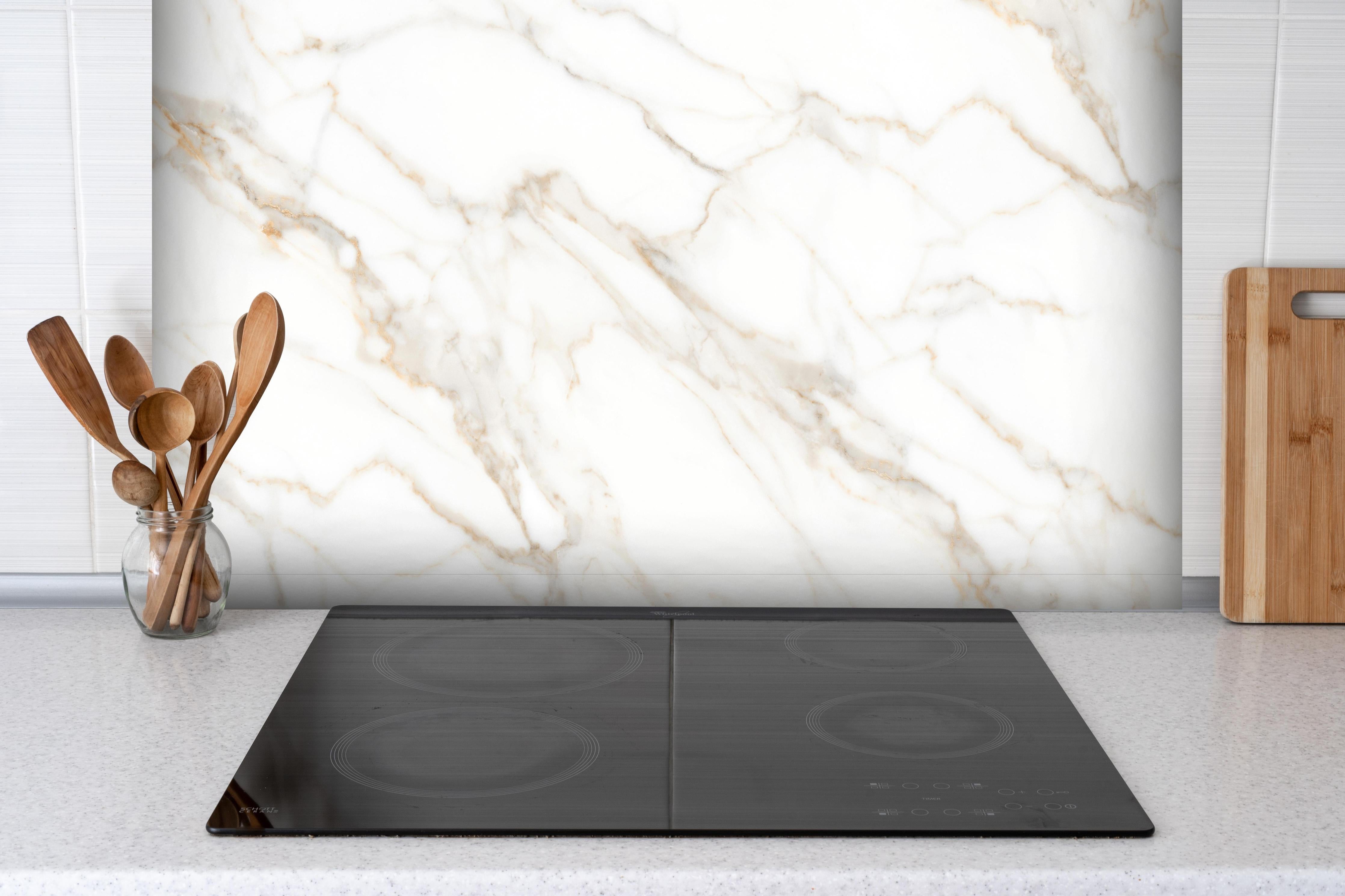 Spritzschutz - Satvariyo Marmor hinter einem Cerankochfeld zwischen Holz-Kochutensilien
