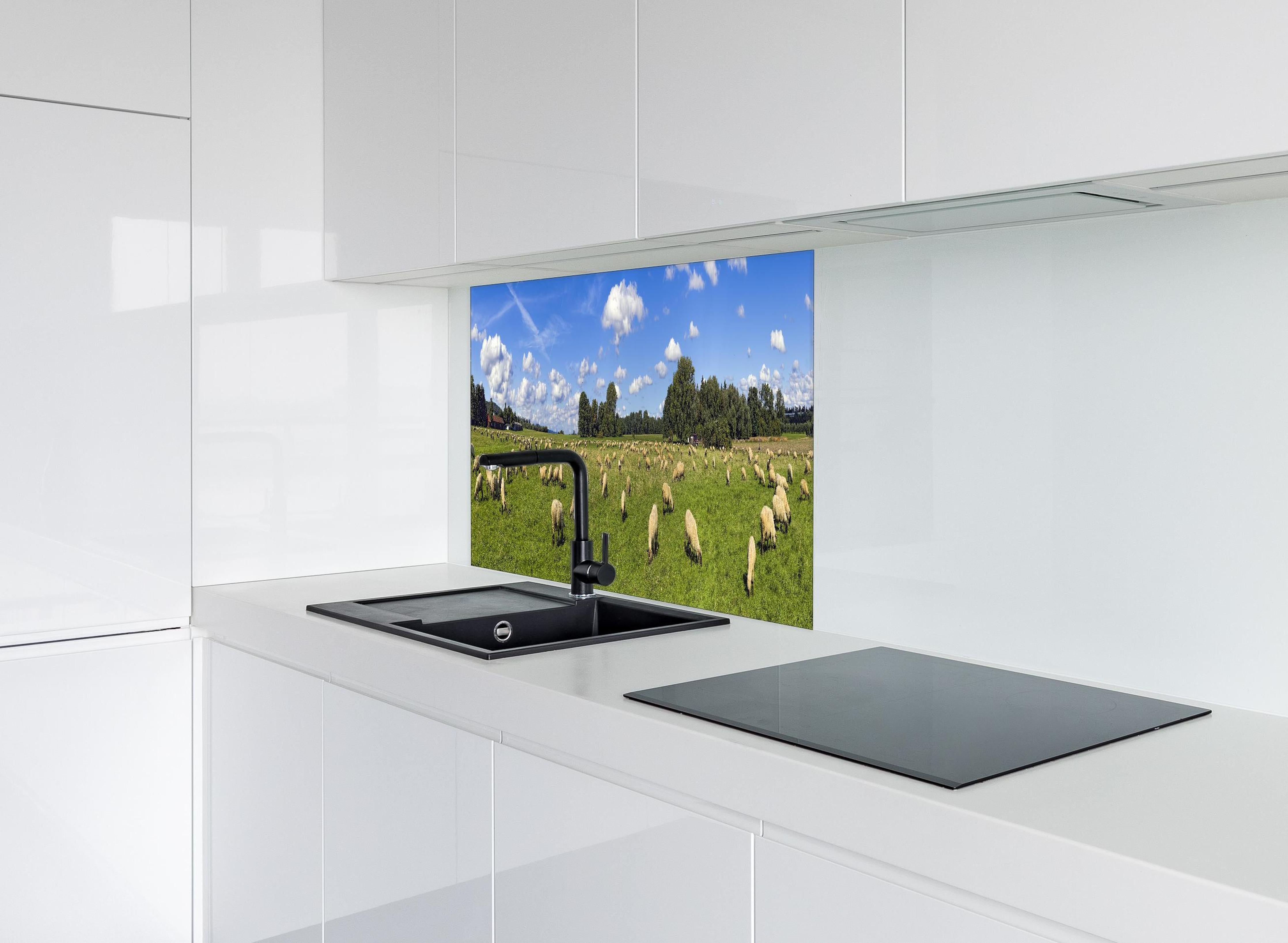 Spritzschutz - Schafherde Panorama hinter einem Cerankochfeld zwischen Holz-Kochutensilien