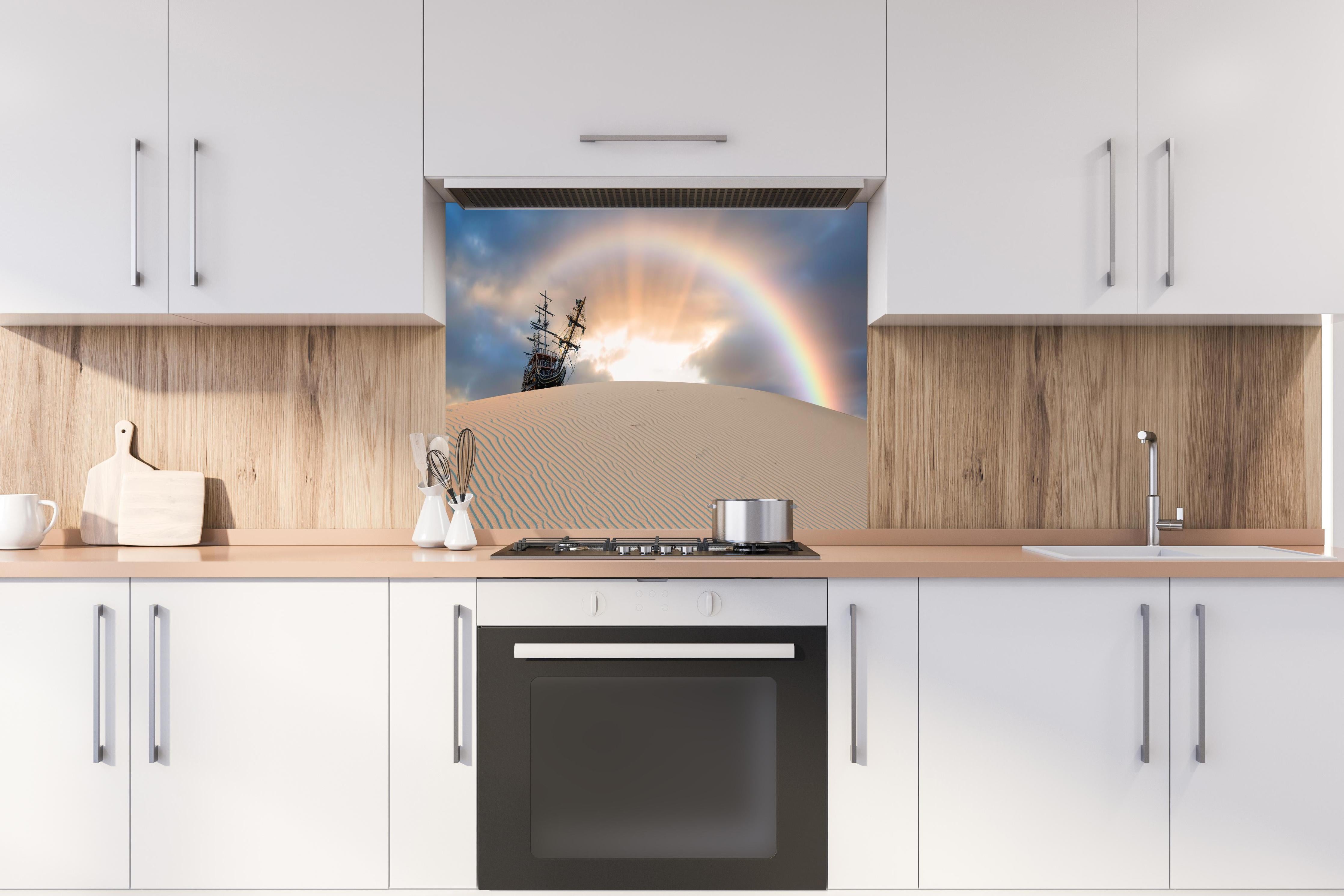 Spritzschutz - Schiff in Wüste mit Regenbogen bei Sonnenuntergang hinter einem Cerankochfeld zwischen Holz-Kochutensilien