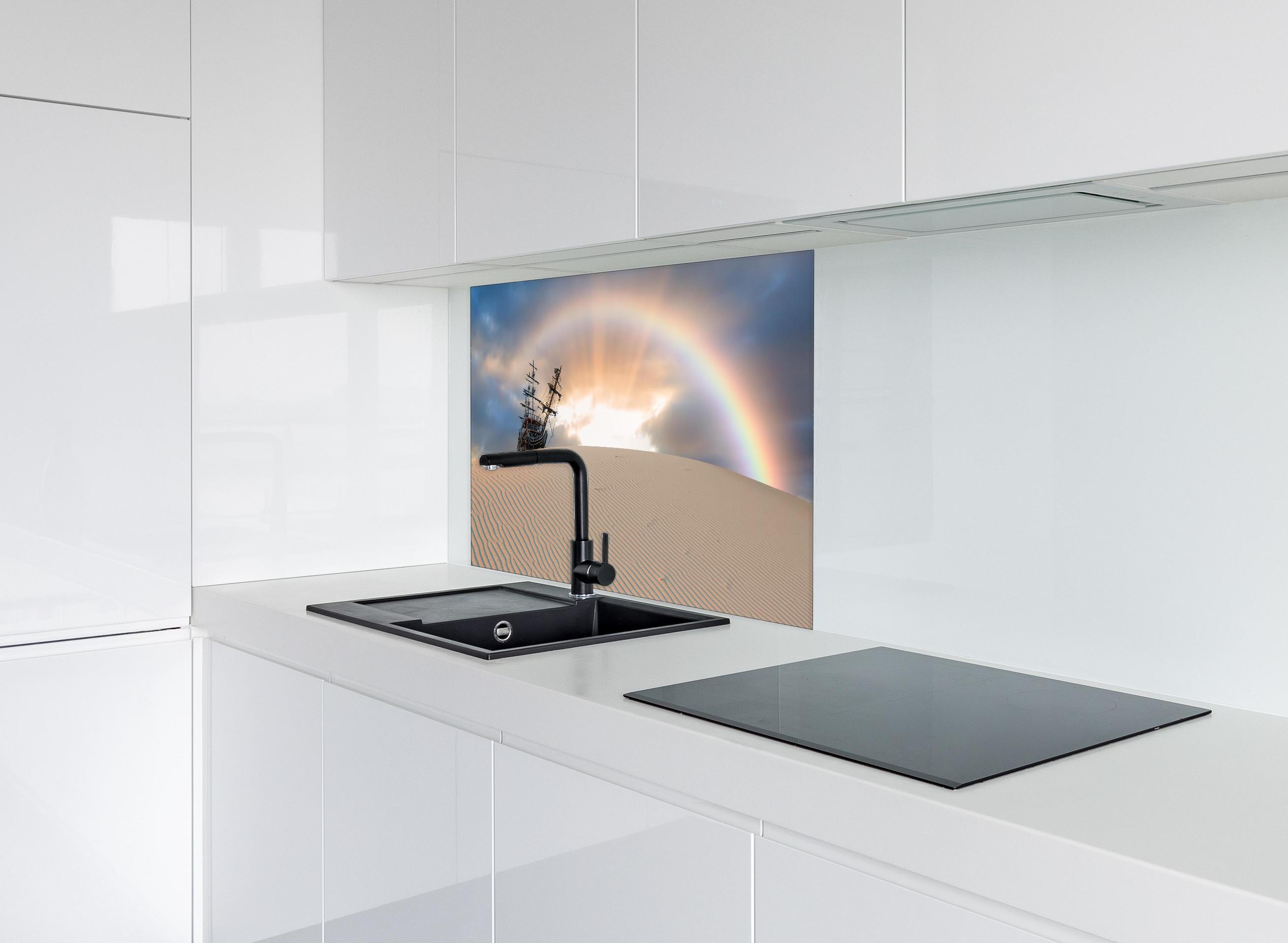 Spritzschutz - Schiff in Wüste mit Regenbogen bei Sonnenuntergang hinter einem Cerankochfeld zwischen Holz-Kochutensilien