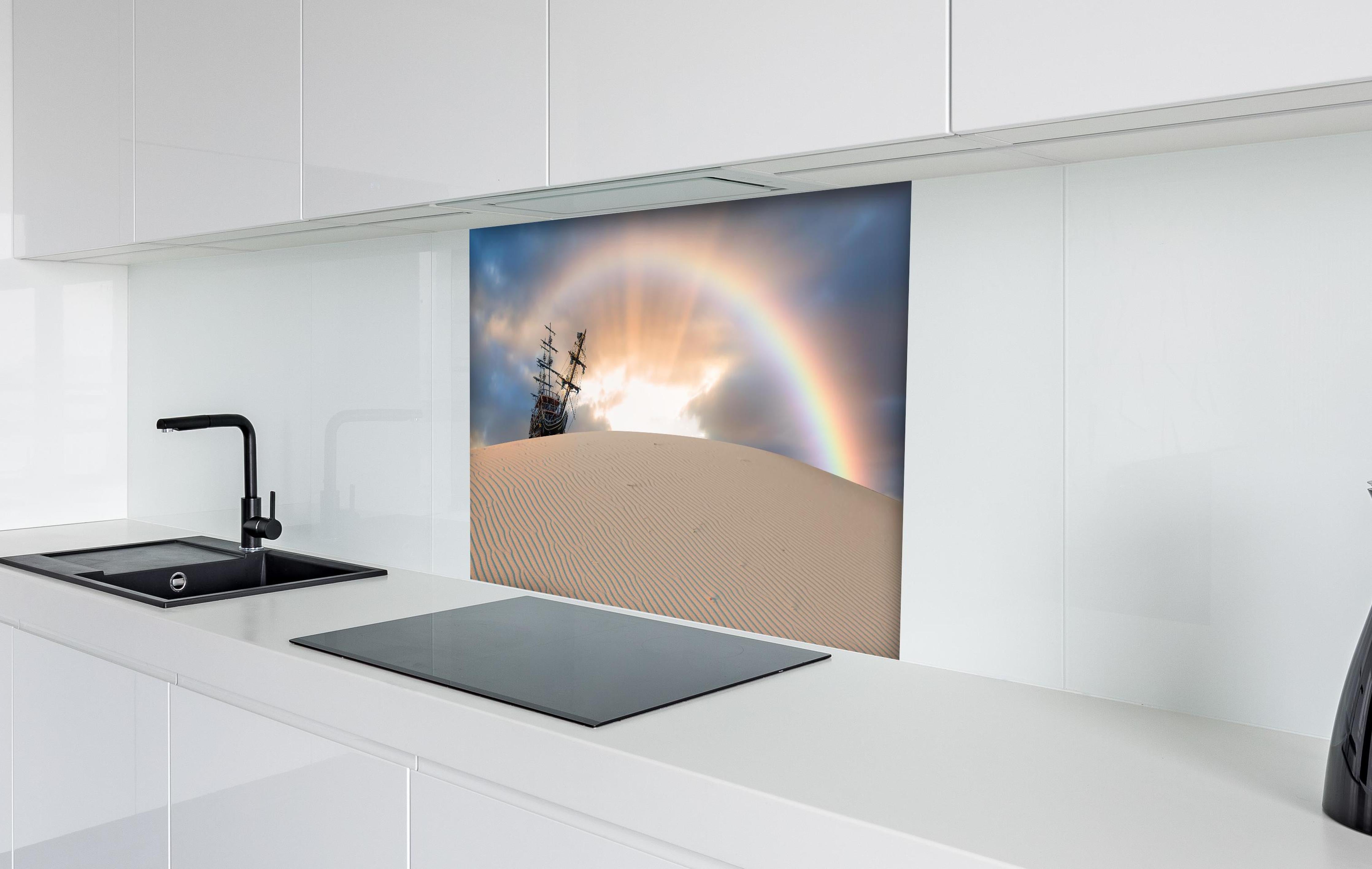 Spritzschutz - Schiff in Wüste mit Regenbogen bei Sonnenuntergang hinter einem Cerankochfeld zwischen Holz-Kochutensilien