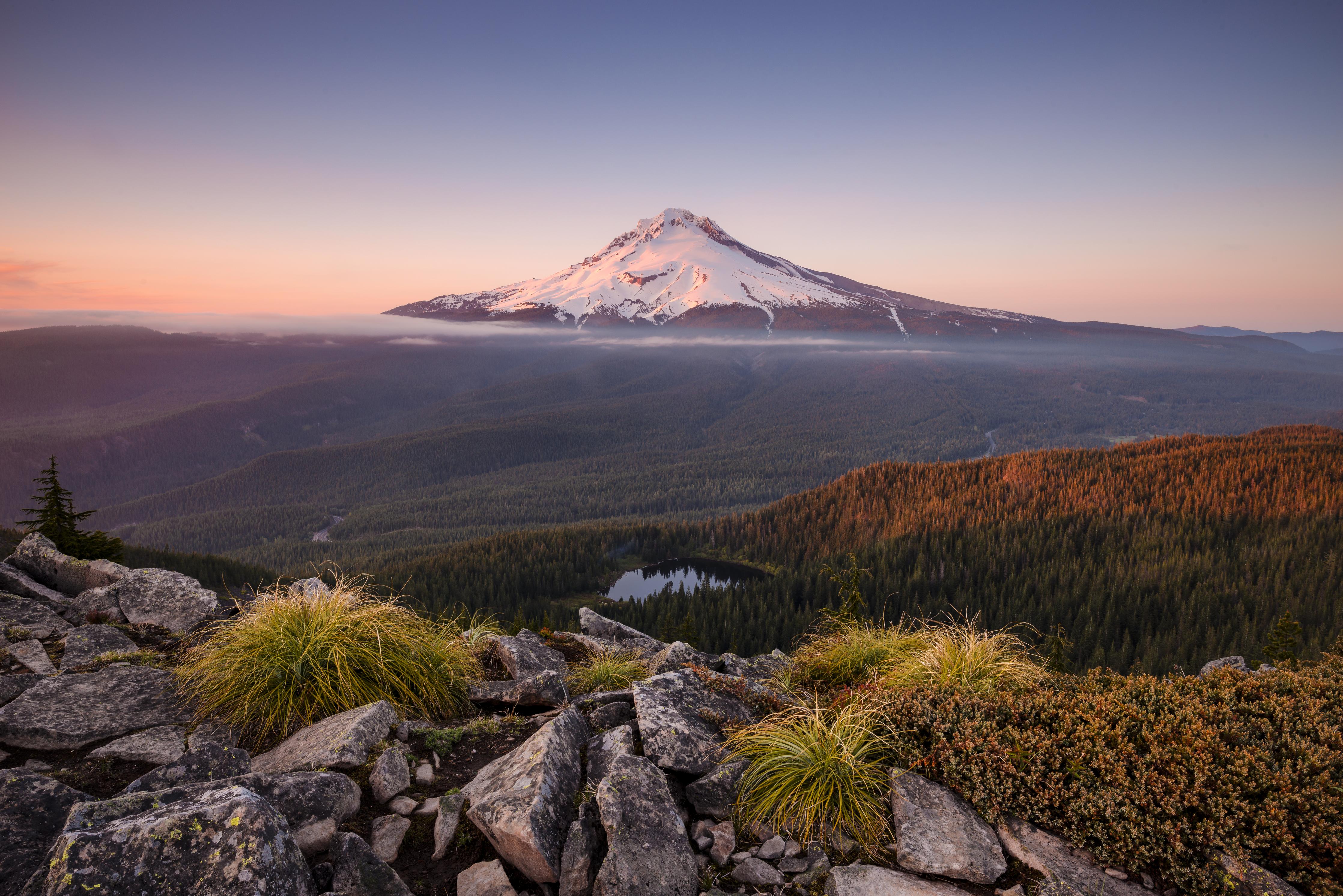 Spritzschutz-Schneebedeckter Mount Hood im Abendlicht