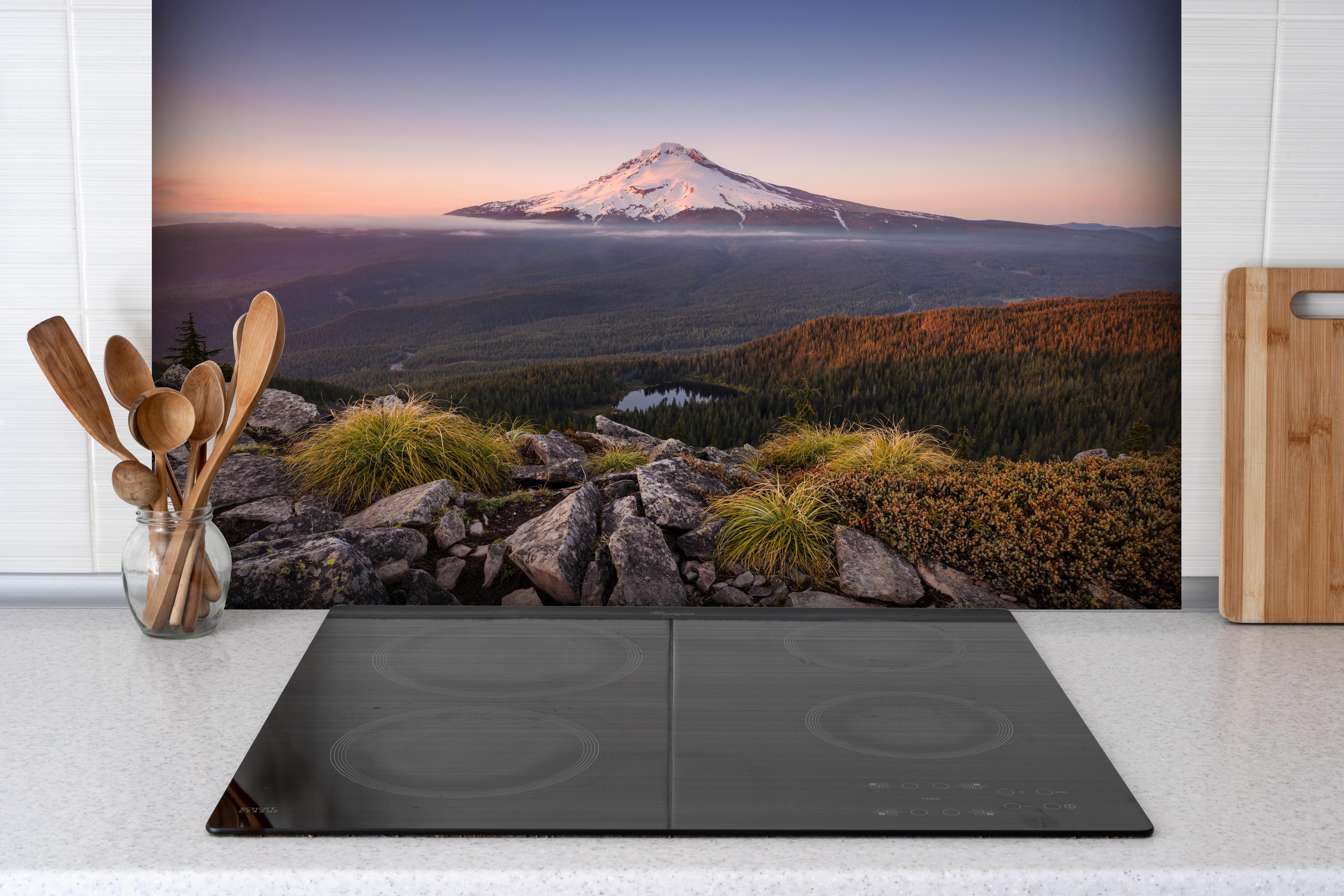 Spritzschutz - Schneebedeckter Mount Hood im Abendlicht hinter einem Cerankochfeld zwischen Holz-Kochutensilien