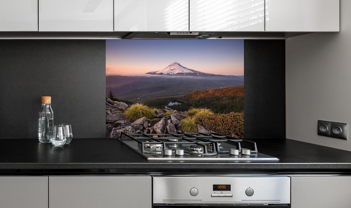 Spritzschutz - Schneebedeckter Mount Hood im Abendlicht hinter einem Cerankochfeld zwischen Holz-Kochutensilien