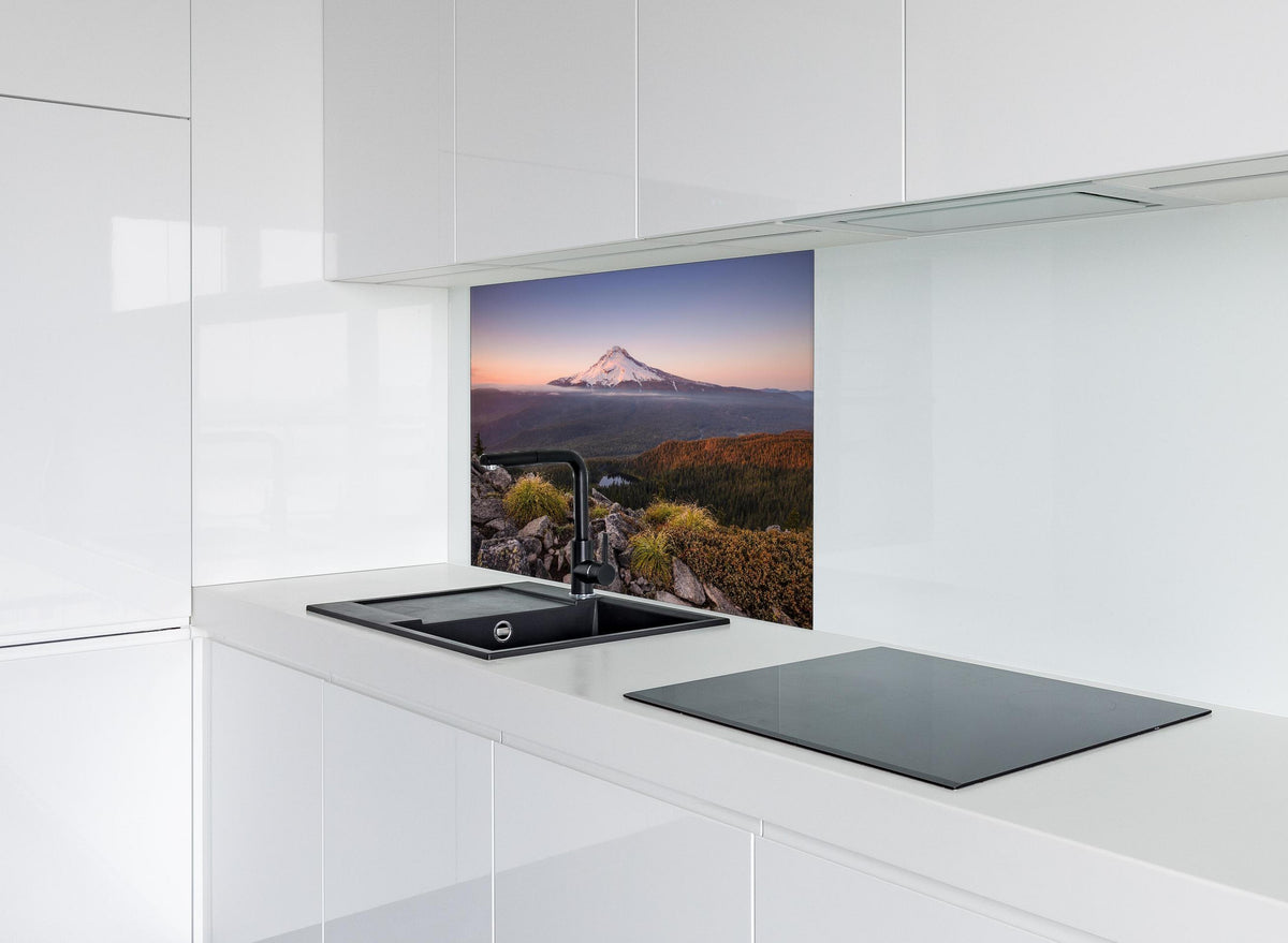Spritzschutz - Schneebedeckter Mount Hood im Abendlicht hinter einem Cerankochfeld zwischen Holz-Kochutensilien