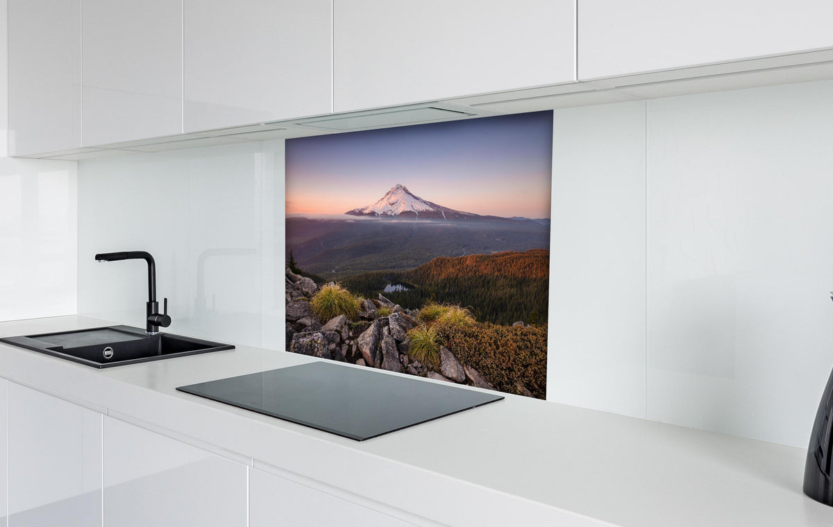 Spritzschutz - Schneebedeckter Mount Hood im Abendlicht hinter einem Cerankochfeld zwischen Holz-Kochutensilien