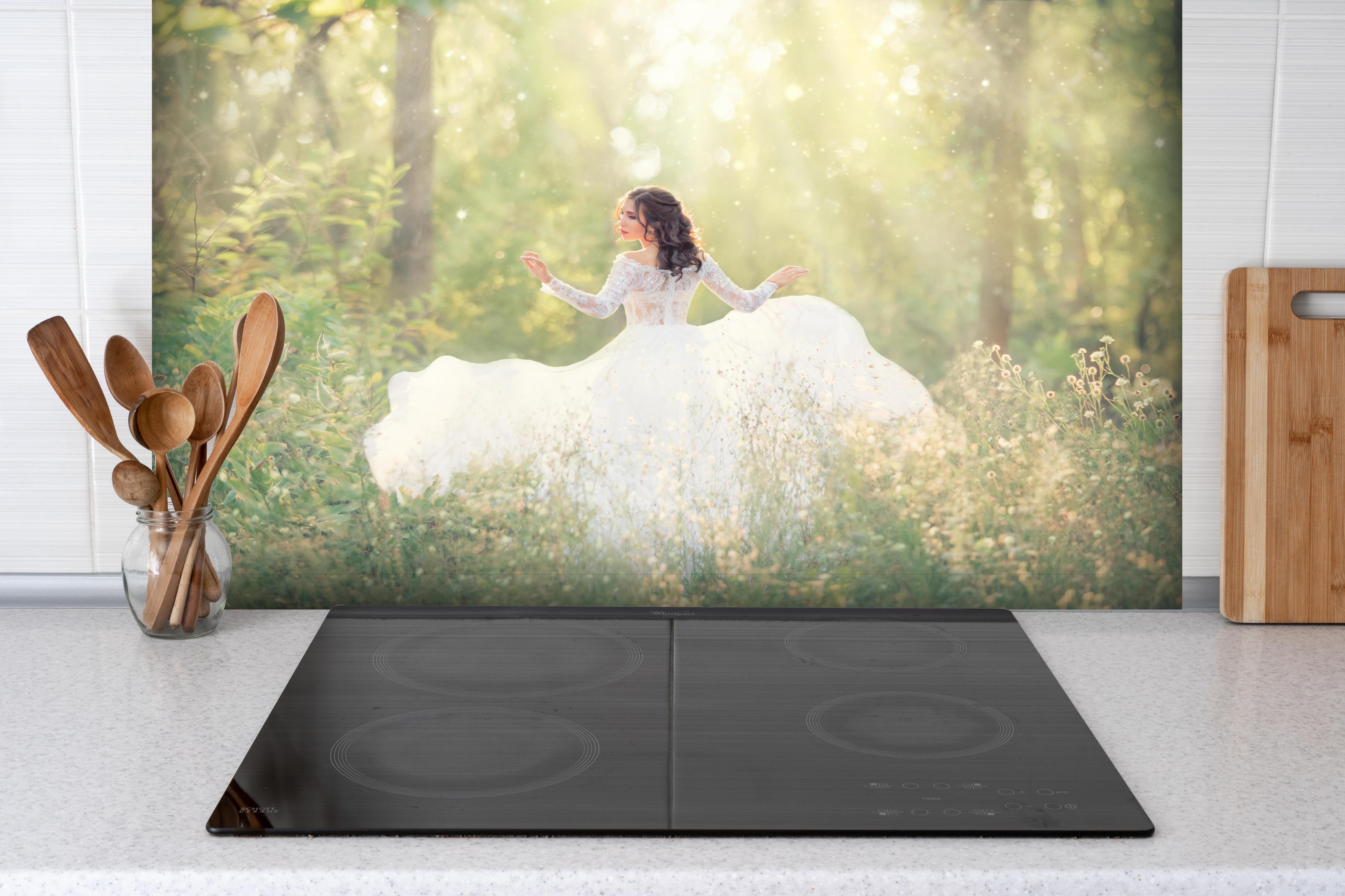 Spritzschutz - Schöne Braut im Wald hinter einem Cerankochfeld zwischen Holz-Kochutensilien