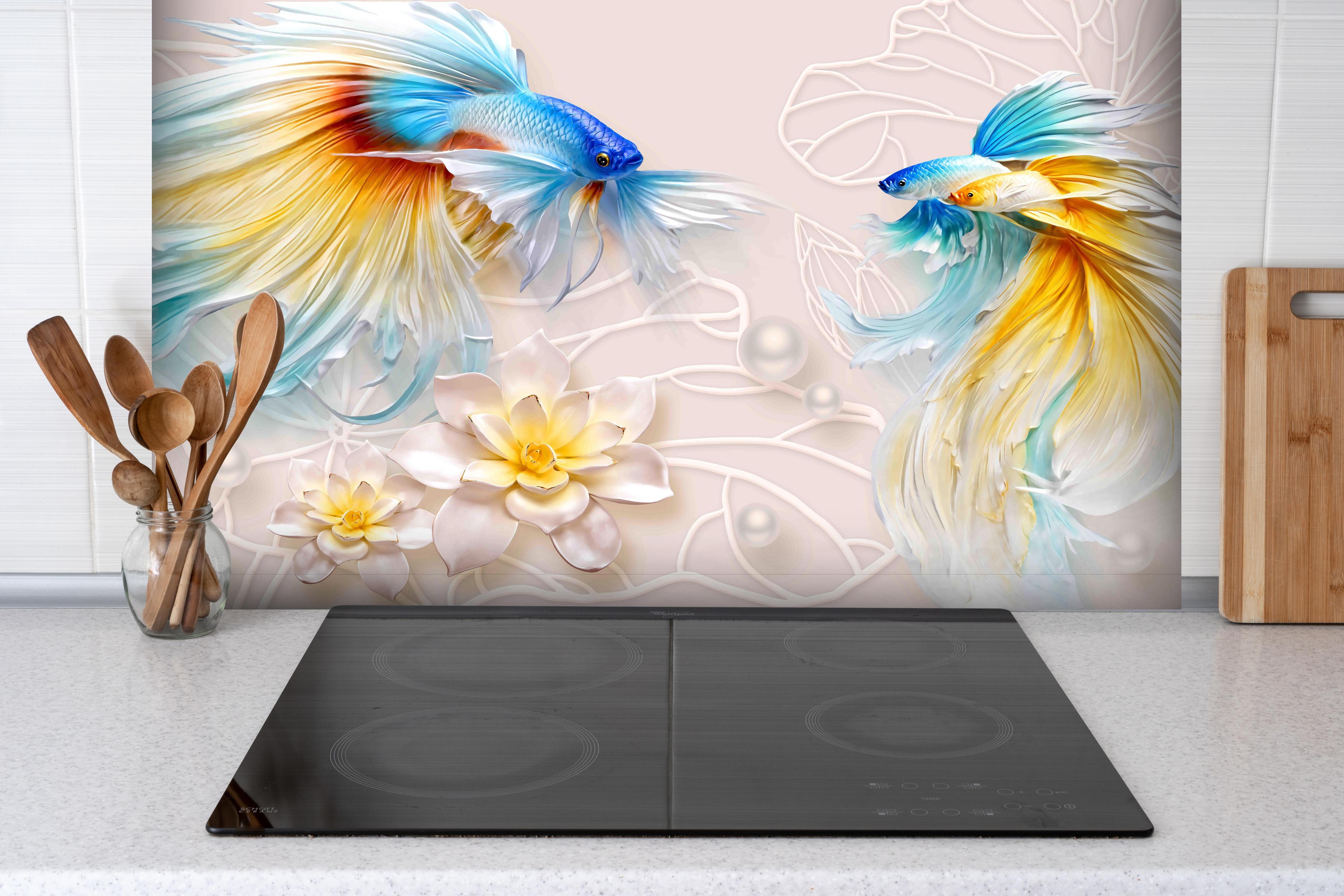 Spritzschutz - Schöne Fische auf Rosa Hintergrund hinter einem Cerankochfeld zwischen Holz-Kochutensilien