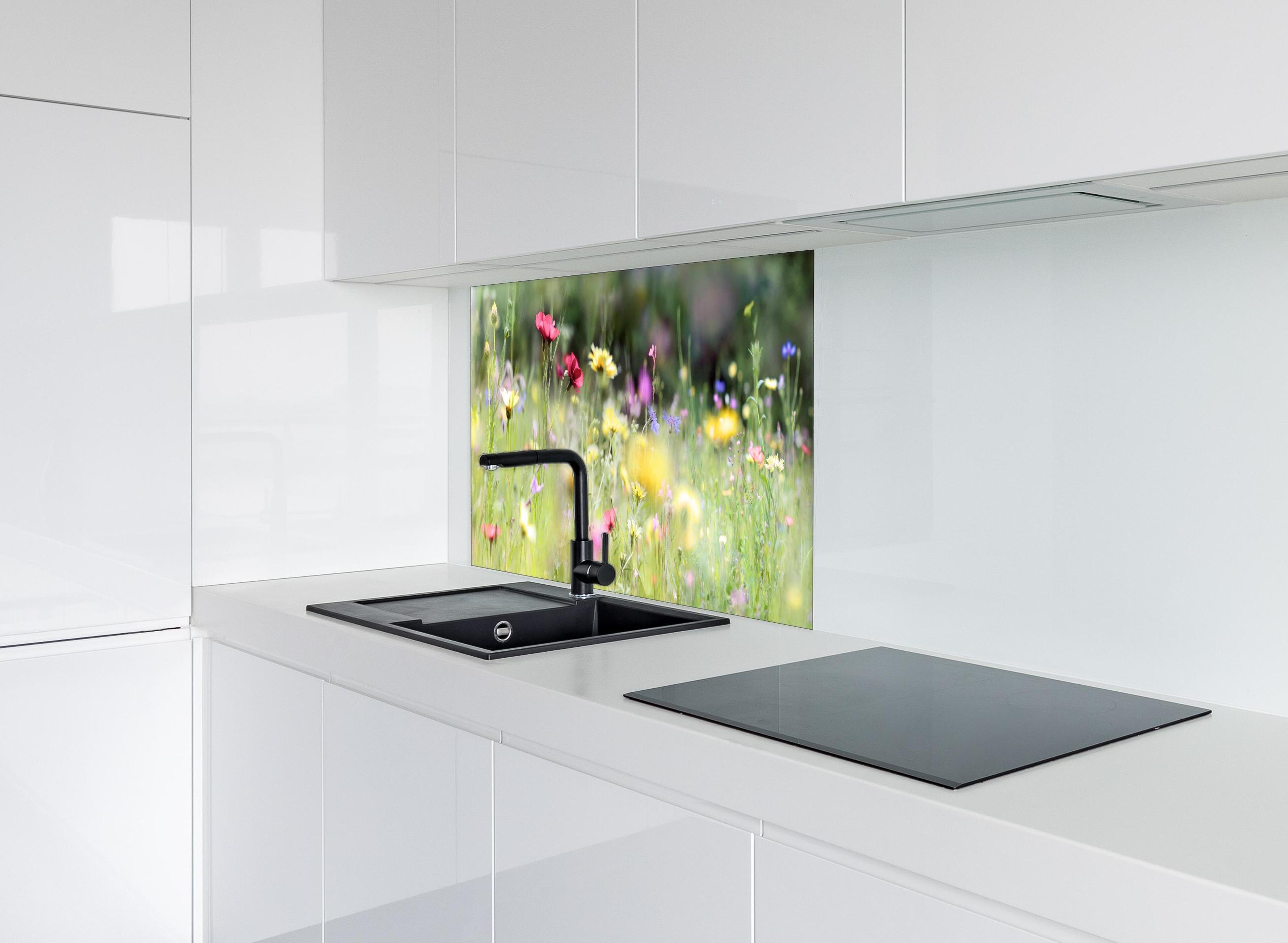 Spritzschutz - Schöne Wildblumenwiese hinter einem Cerankochfeld zwischen Holz-Kochutensilien