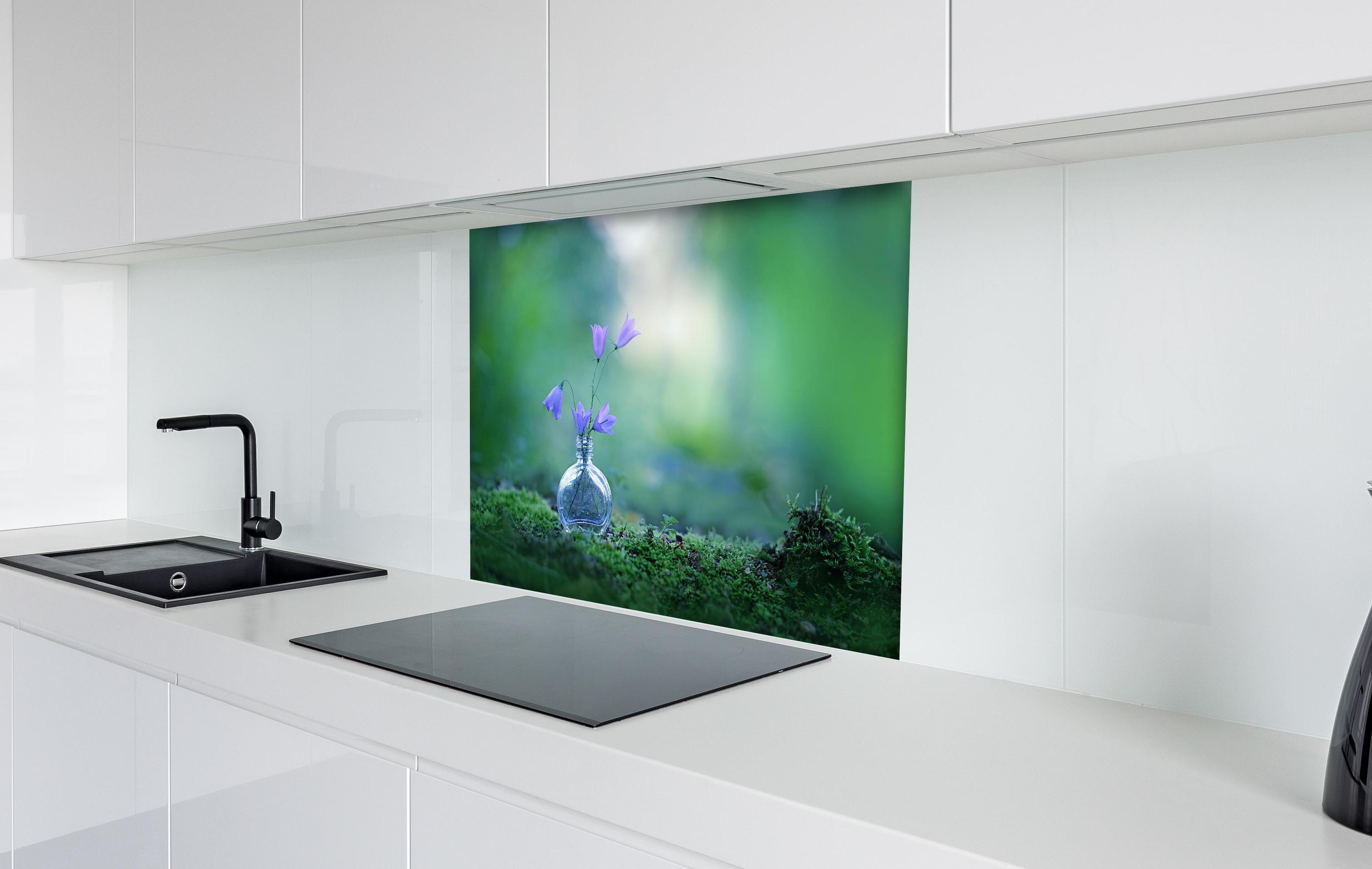 Spritzschutz - Schöne campanula Blumen hinter einem Cerankochfeld zwischen Holz-Kochutensilien