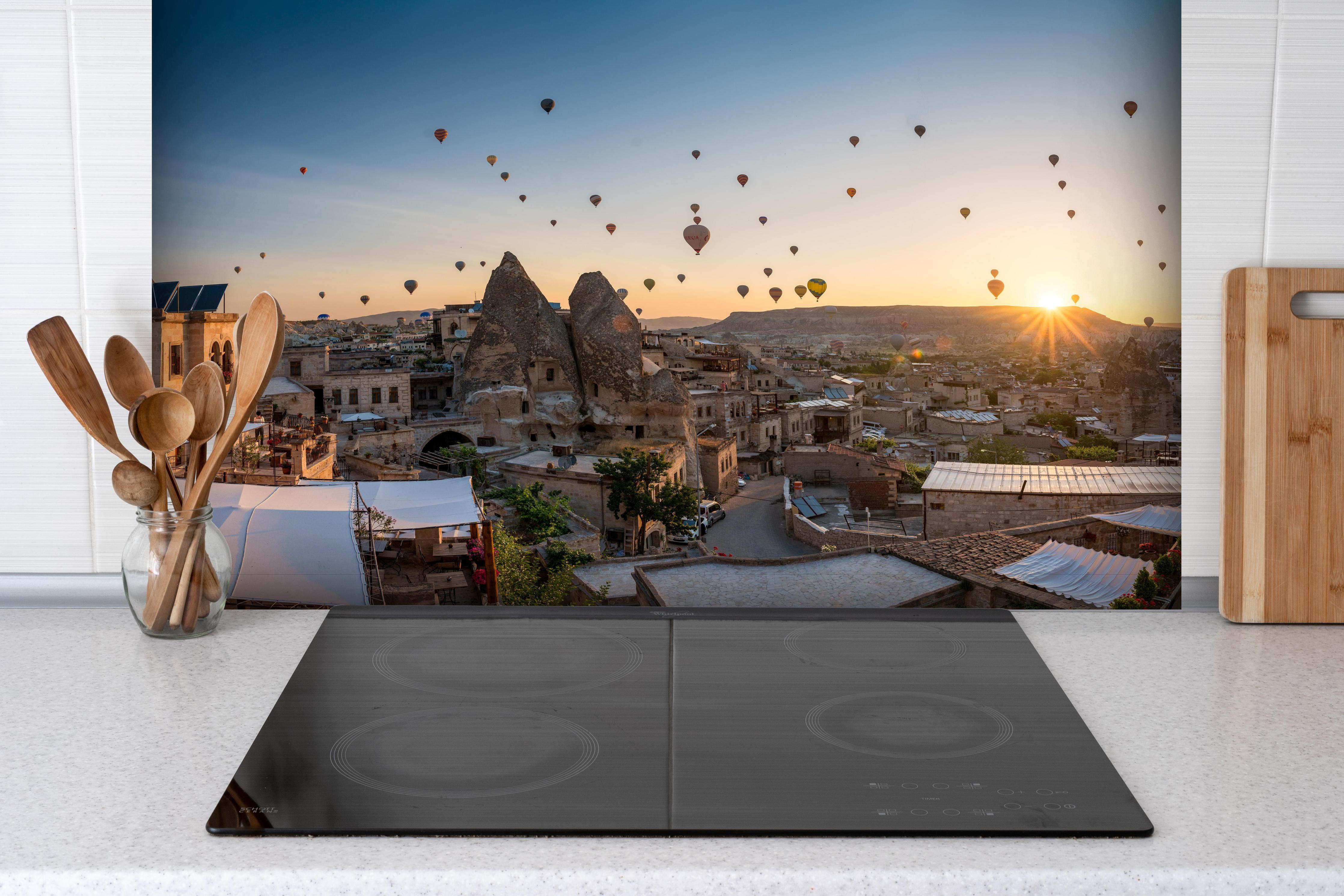 Spritzschutz - Schöner Sonnenaufgang - Kappadokien, Türkei hinter einem Cerankochfeld zwischen Holz-Kochutensilien