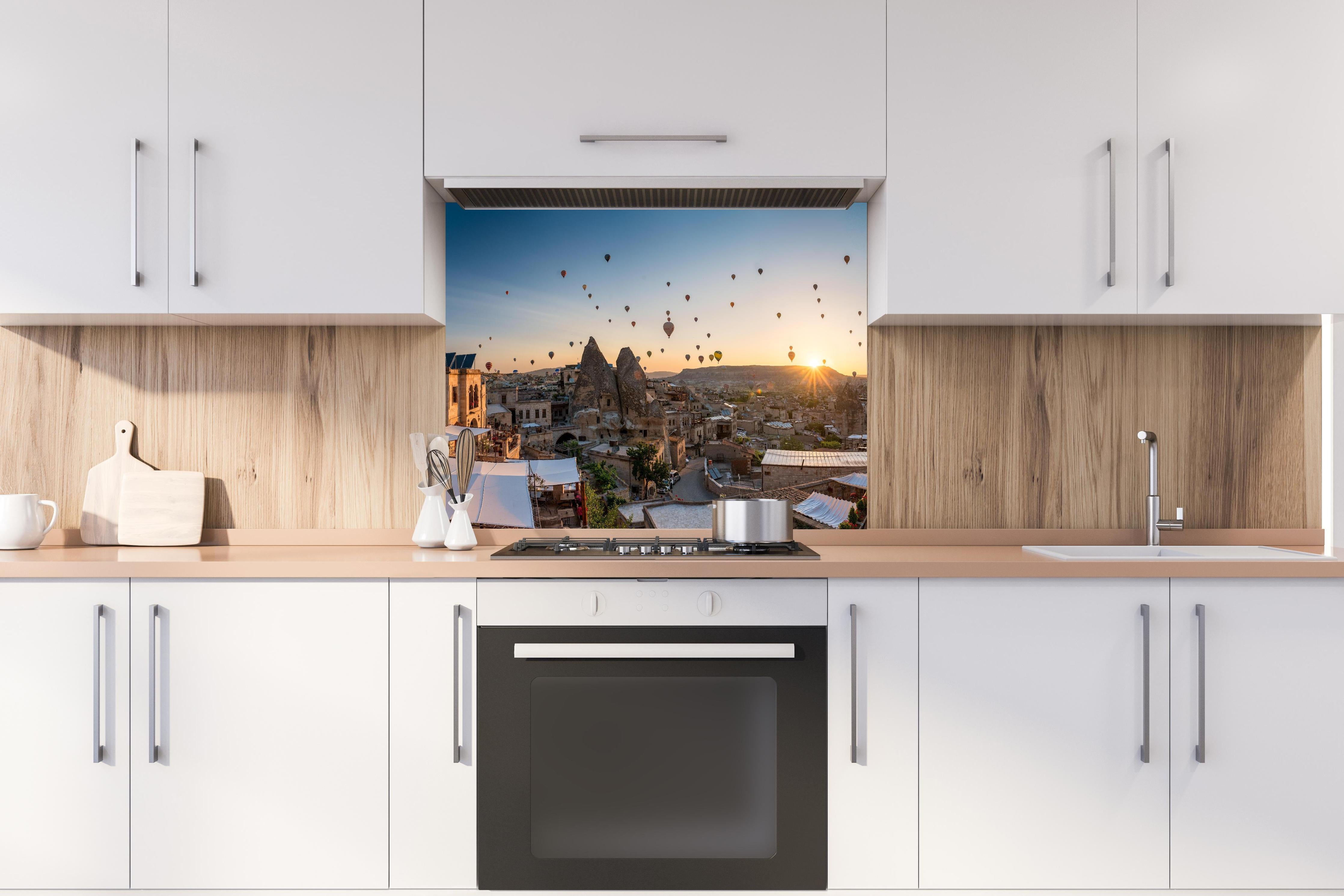 Spritzschutz - Schöner Sonnenaufgang - Kappadokien, Türkei hinter einem Cerankochfeld zwischen Holz-Kochutensilien