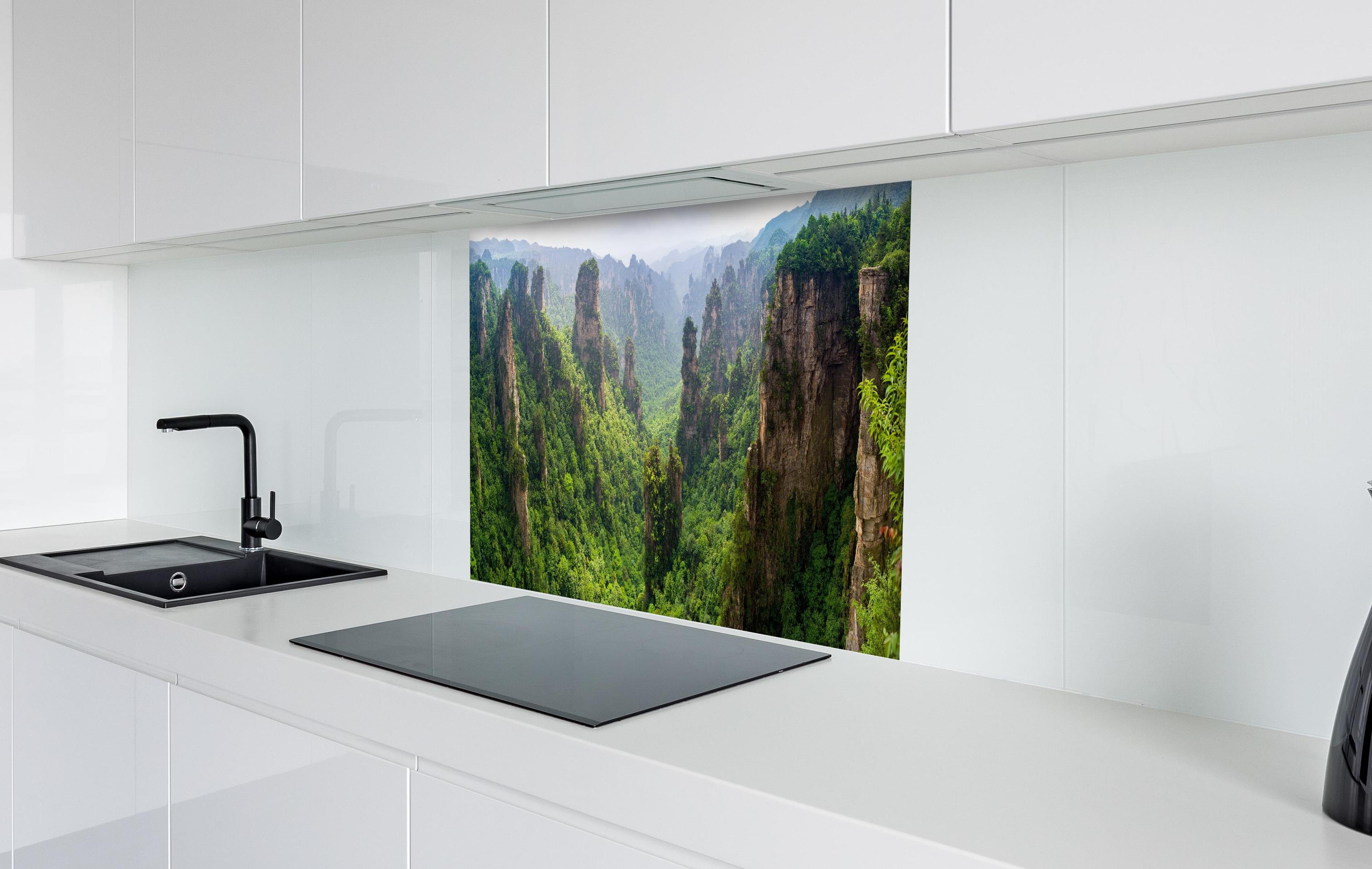 Spritzschutz - Schönes Panorama der Karstberge hinter einem Cerankochfeld zwischen Holz-Kochutensilien