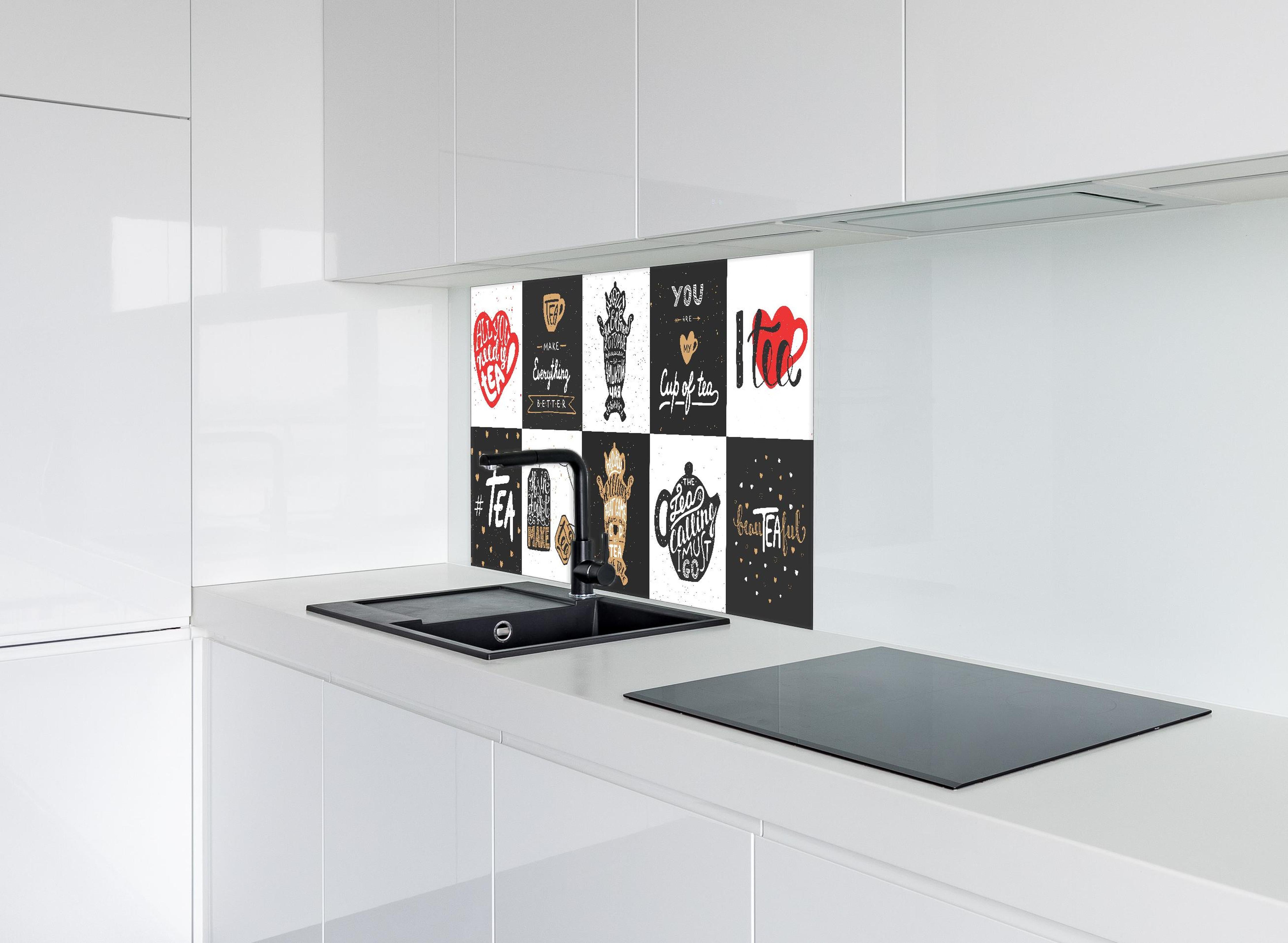 Spritzschutz - Schriftzug Sammlung für Tee Enthusiasten hinter einem Cerankochfeld zwischen Holz-Kochutensilien