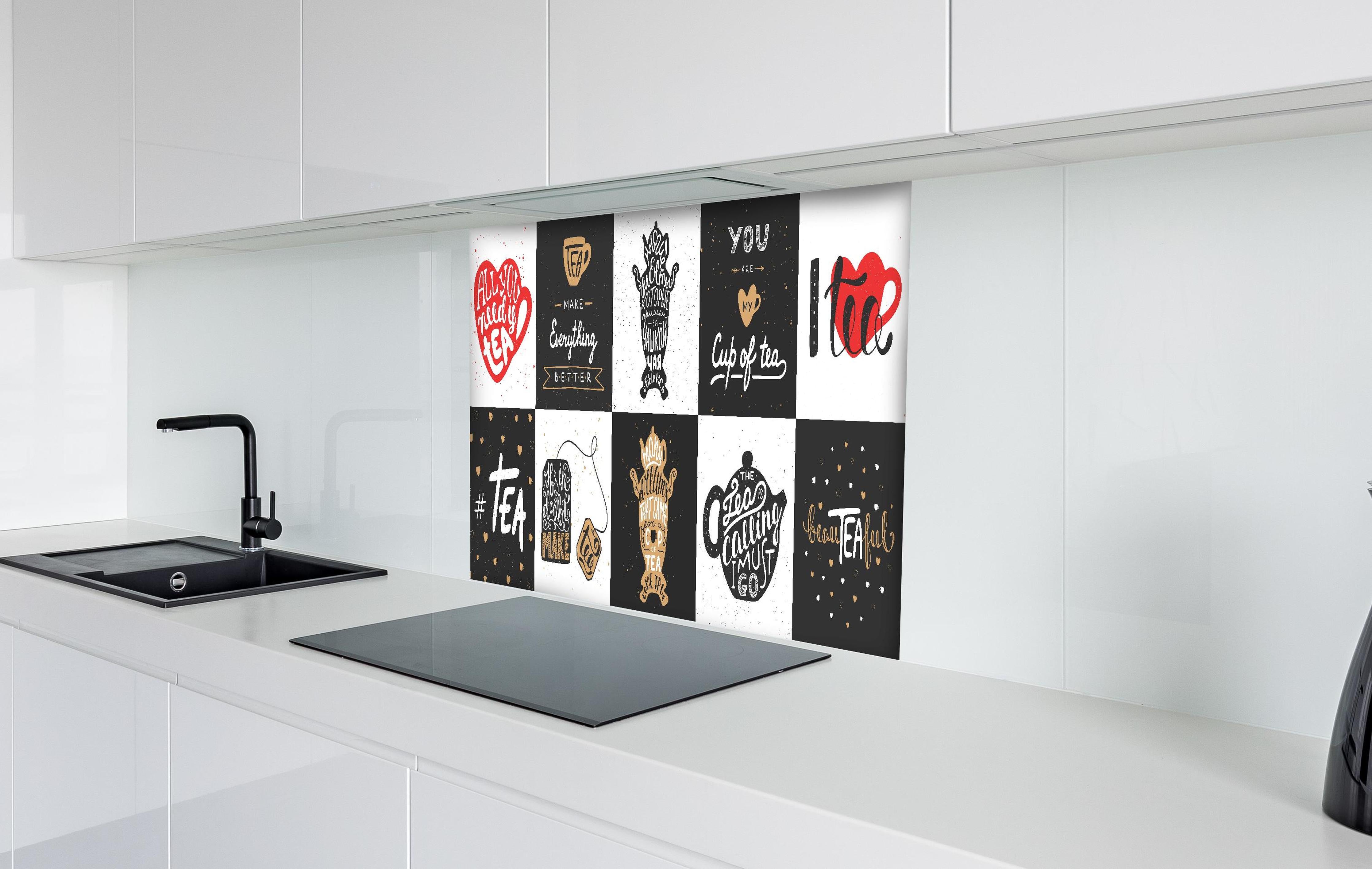 Spritzschutz - Schriftzug Sammlung für Tee Enthusiasten hinter einem Cerankochfeld zwischen Holz-Kochutensilien