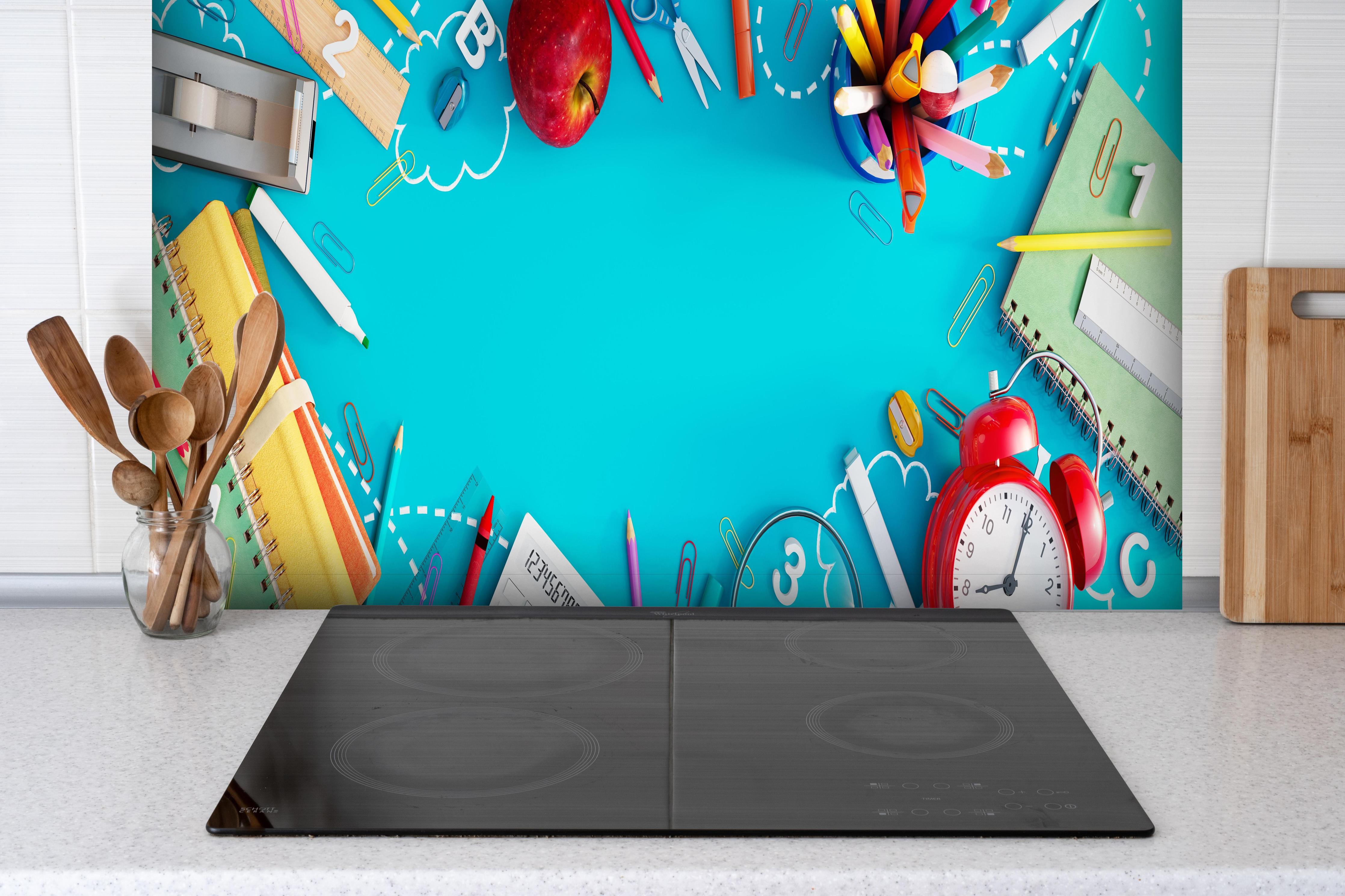 Spritzschutz - Schulbedarf Türkis Hintergrund Design hinter einem Cerankochfeld zwischen Holz-Kochutensilien