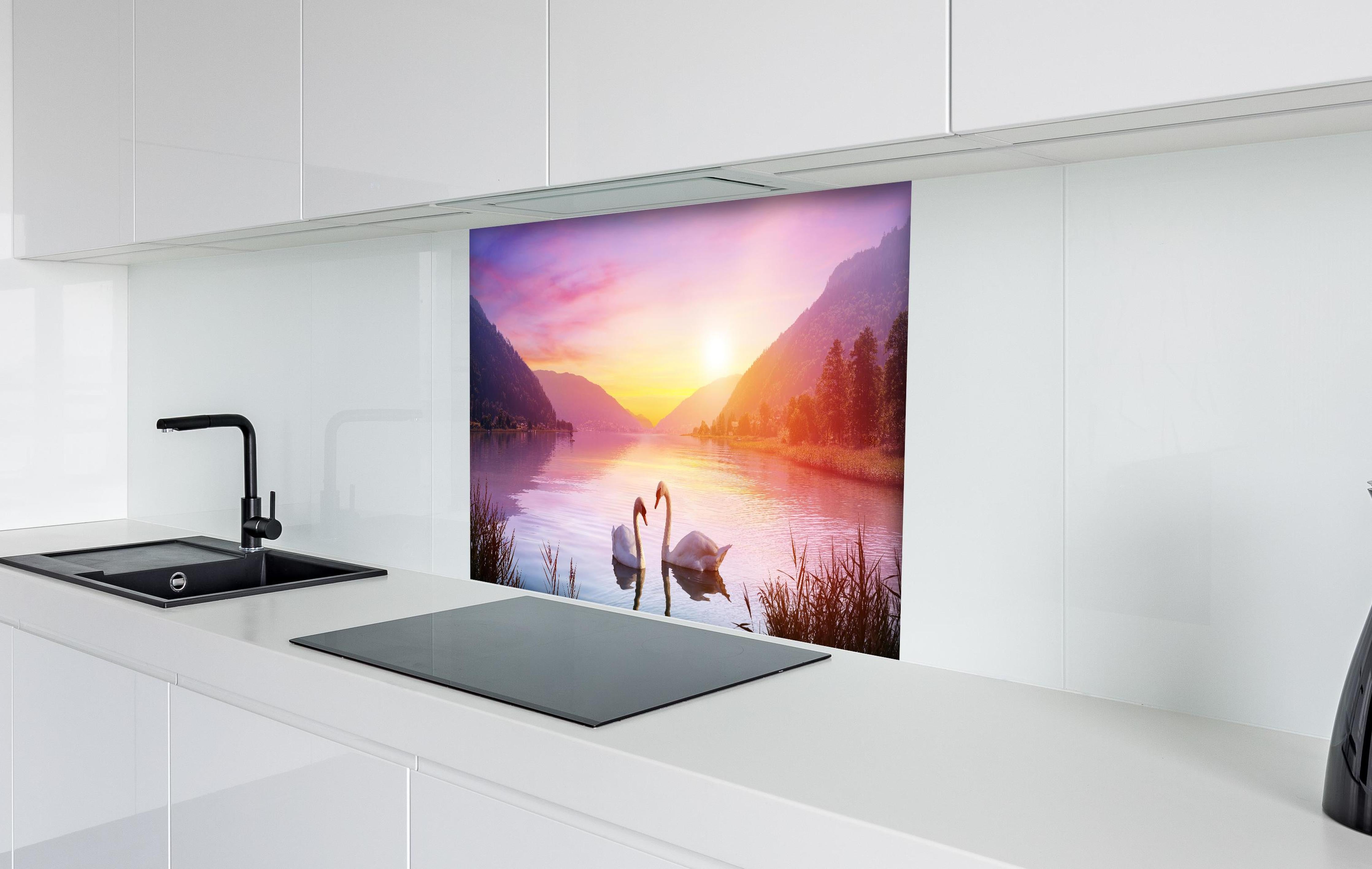 Spritzschutz - Schwäne über dem See bei Sonnenaufgang - Ruhe und Romantik hinter einem Cerankochfeld zwischen Holz-Kochutensilien