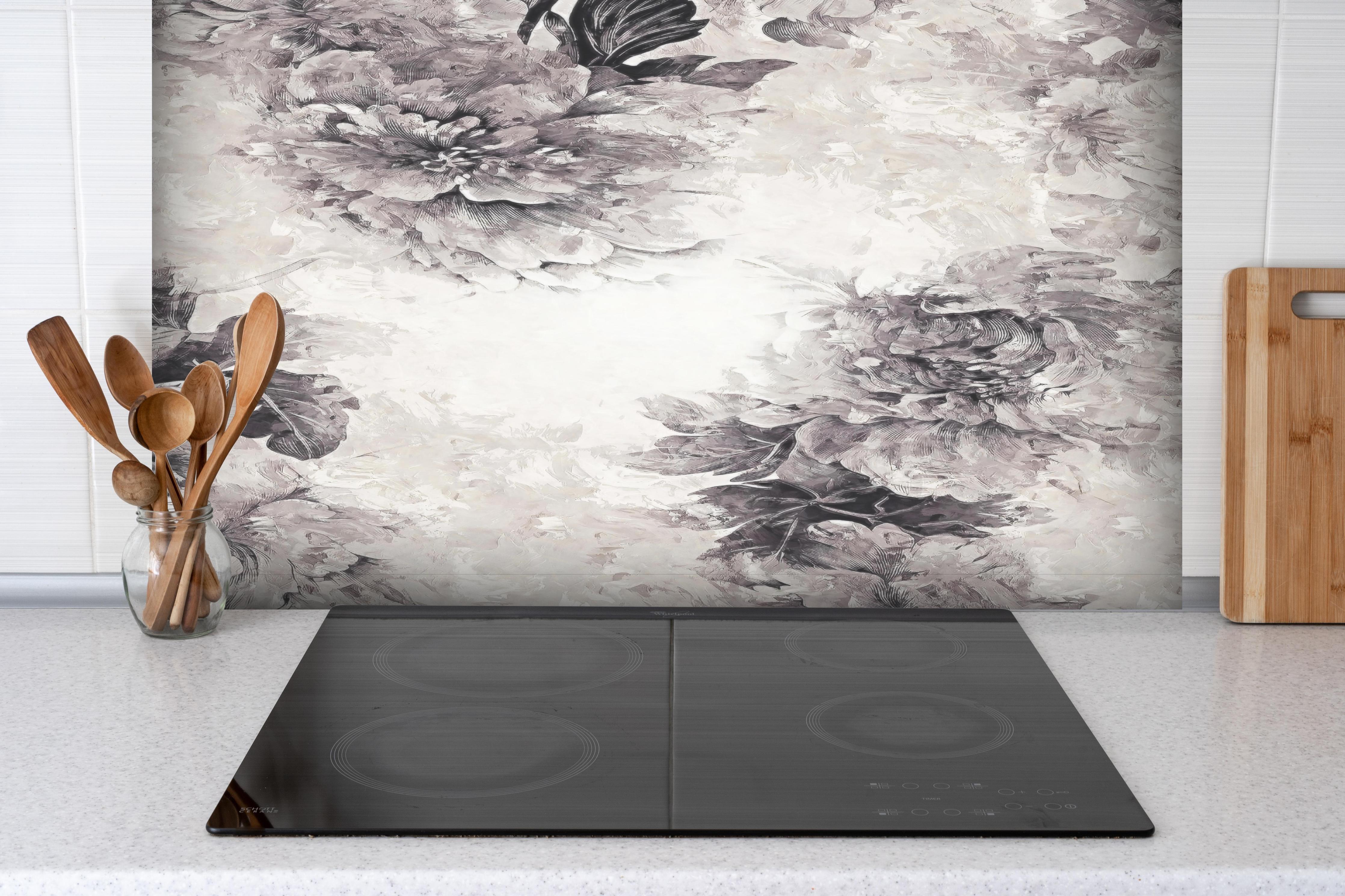 Spritzschutz - Schwarz - weißes Pflanzen Gemälde hinter einem Cerankochfeld zwischen Holz-Kochutensilien