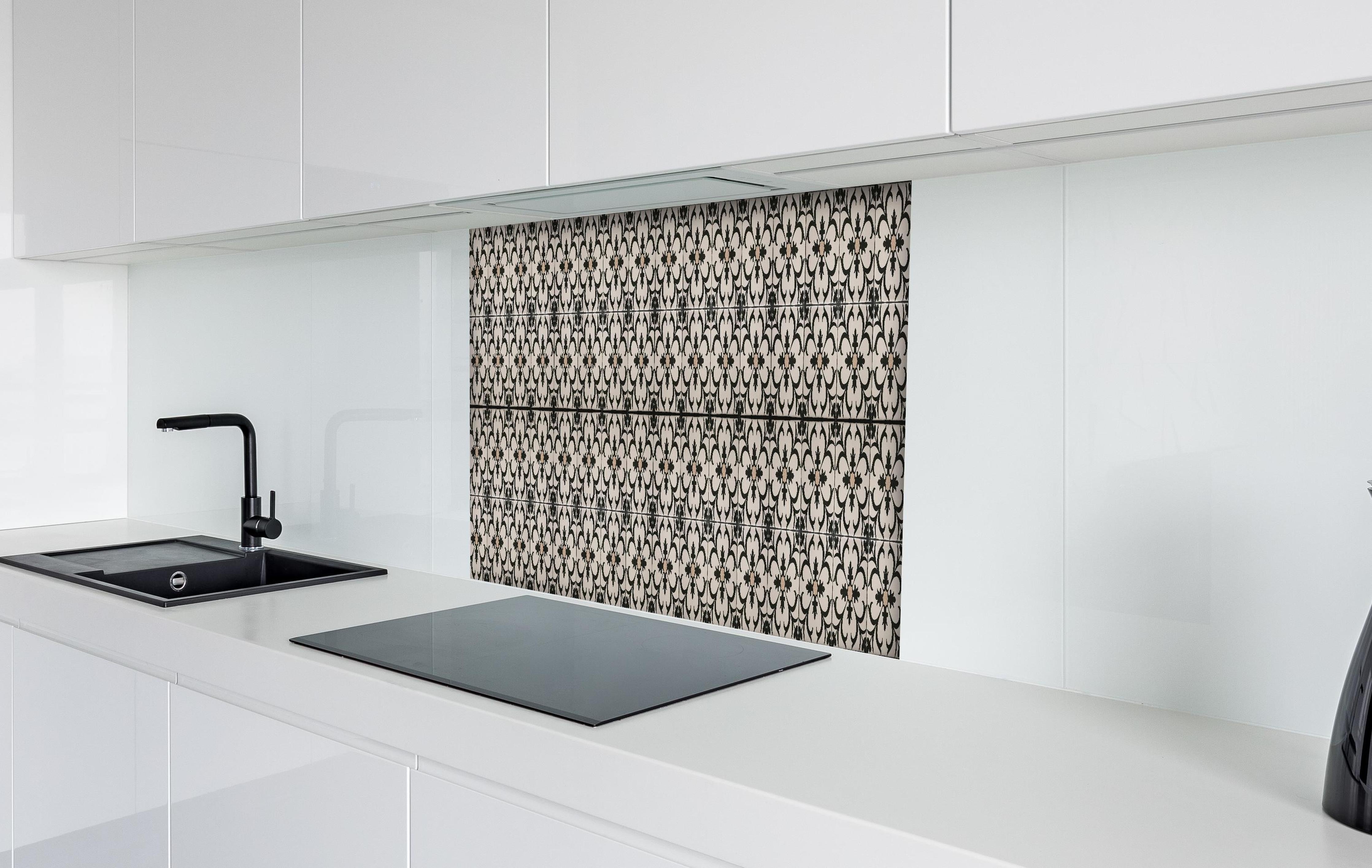 Spritzschutz - Schwarz Braun Vintage Mosaik hinter einem Cerankochfeld zwischen Holz-Kochutensilien