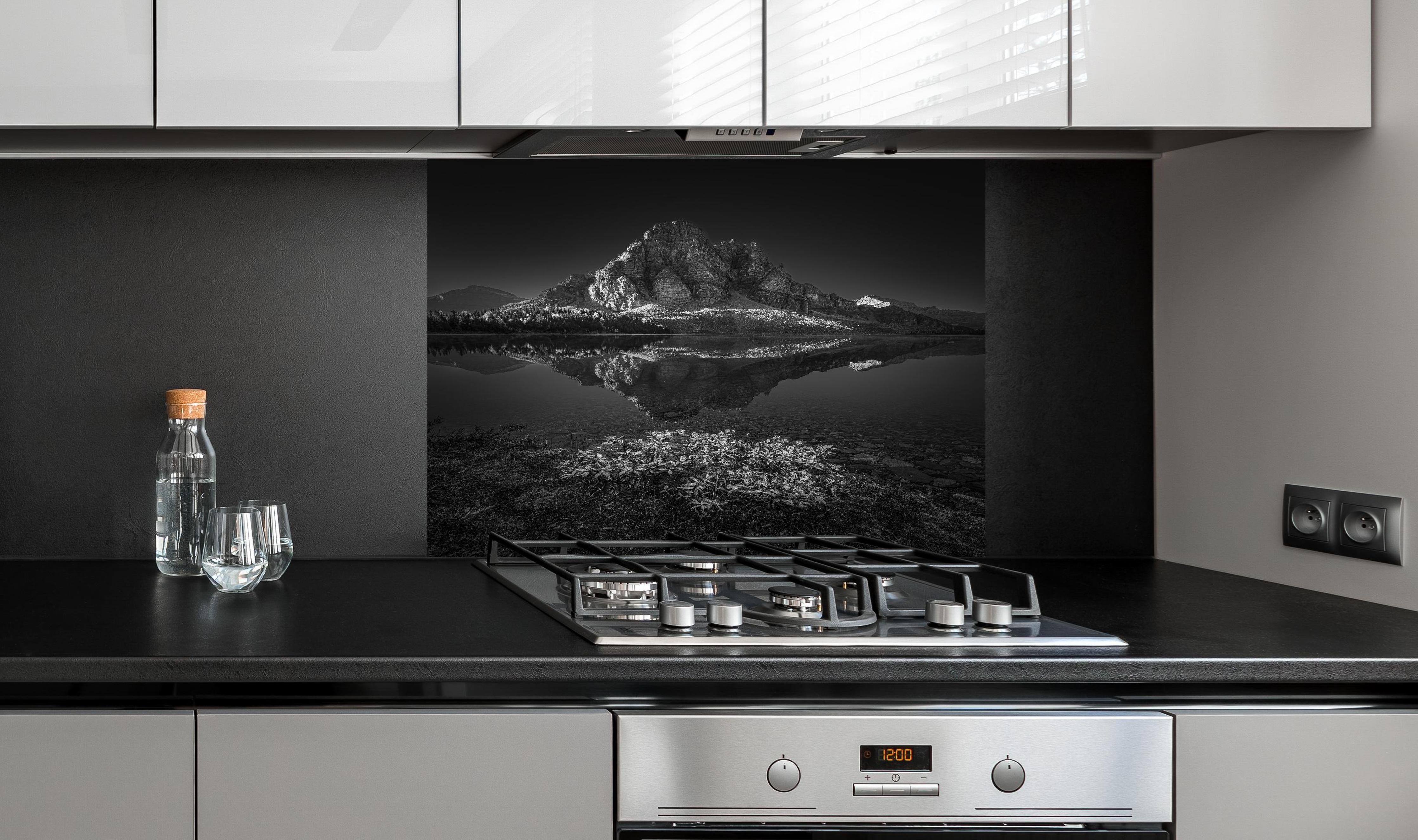 Spritzschutz - Schwarz-Weiß Reflective Mountain Lake hinter einem Cerankochfeld zwischen Holz-Kochutensilien