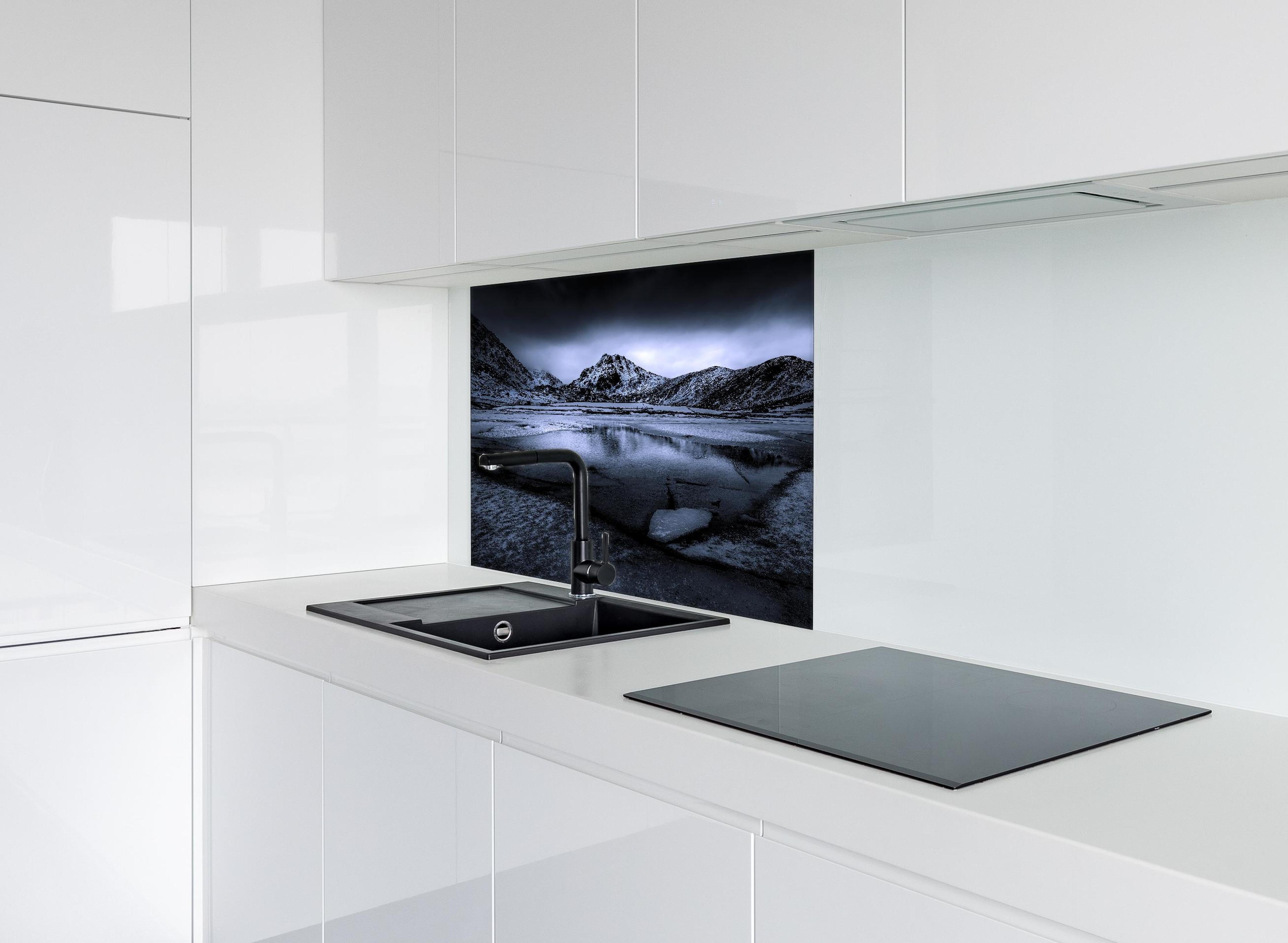 Spritzschutz - Schwarz-Weiß Winterlandschaft mit Bergspiegelung hinter einem Cerankochfeld zwischen Holz-Kochutensilien