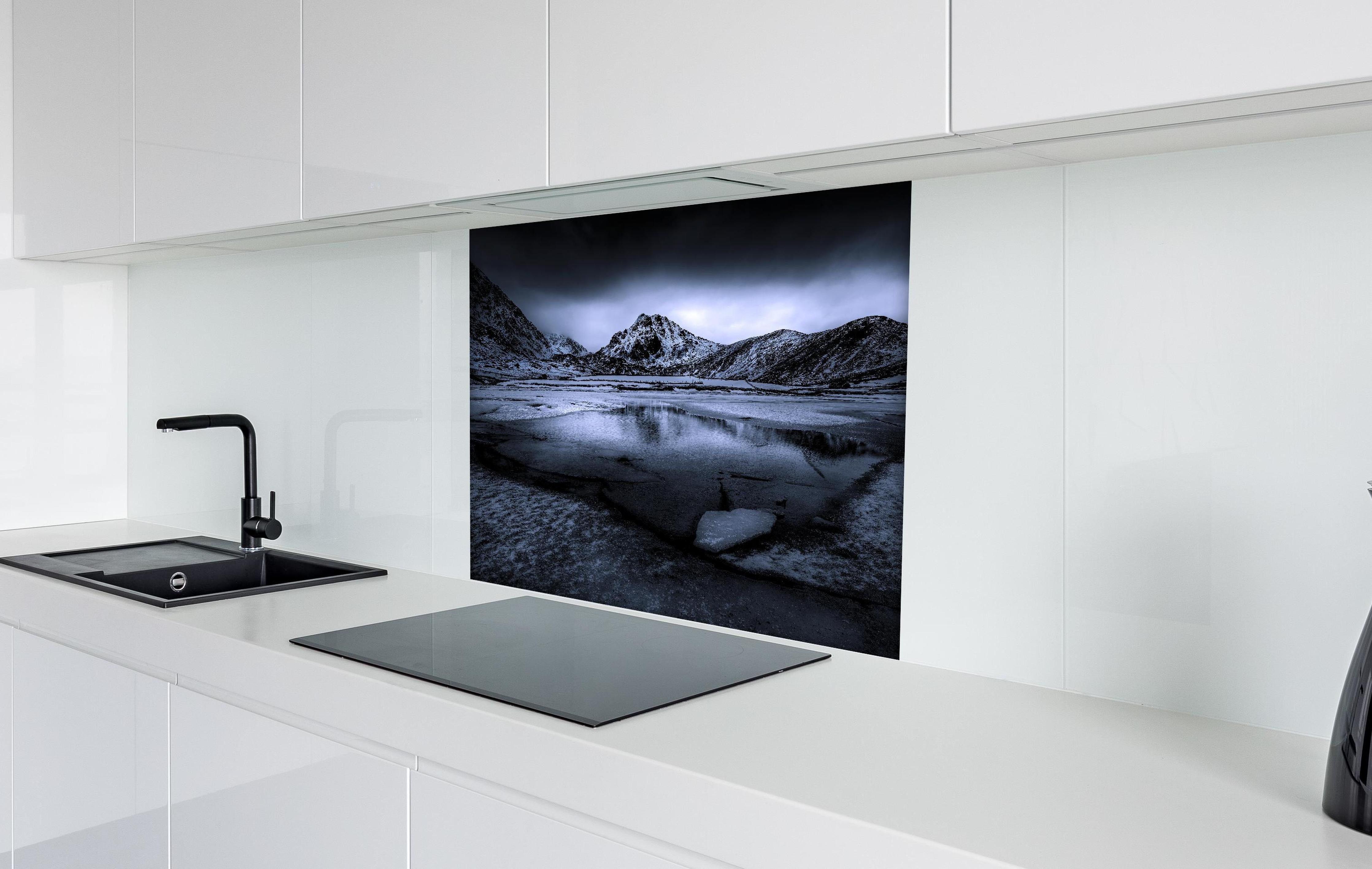 Spritzschutz - Schwarz-Weiß Winterlandschaft mit Bergspiegelung hinter einem Cerankochfeld zwischen Holz-Kochutensilien