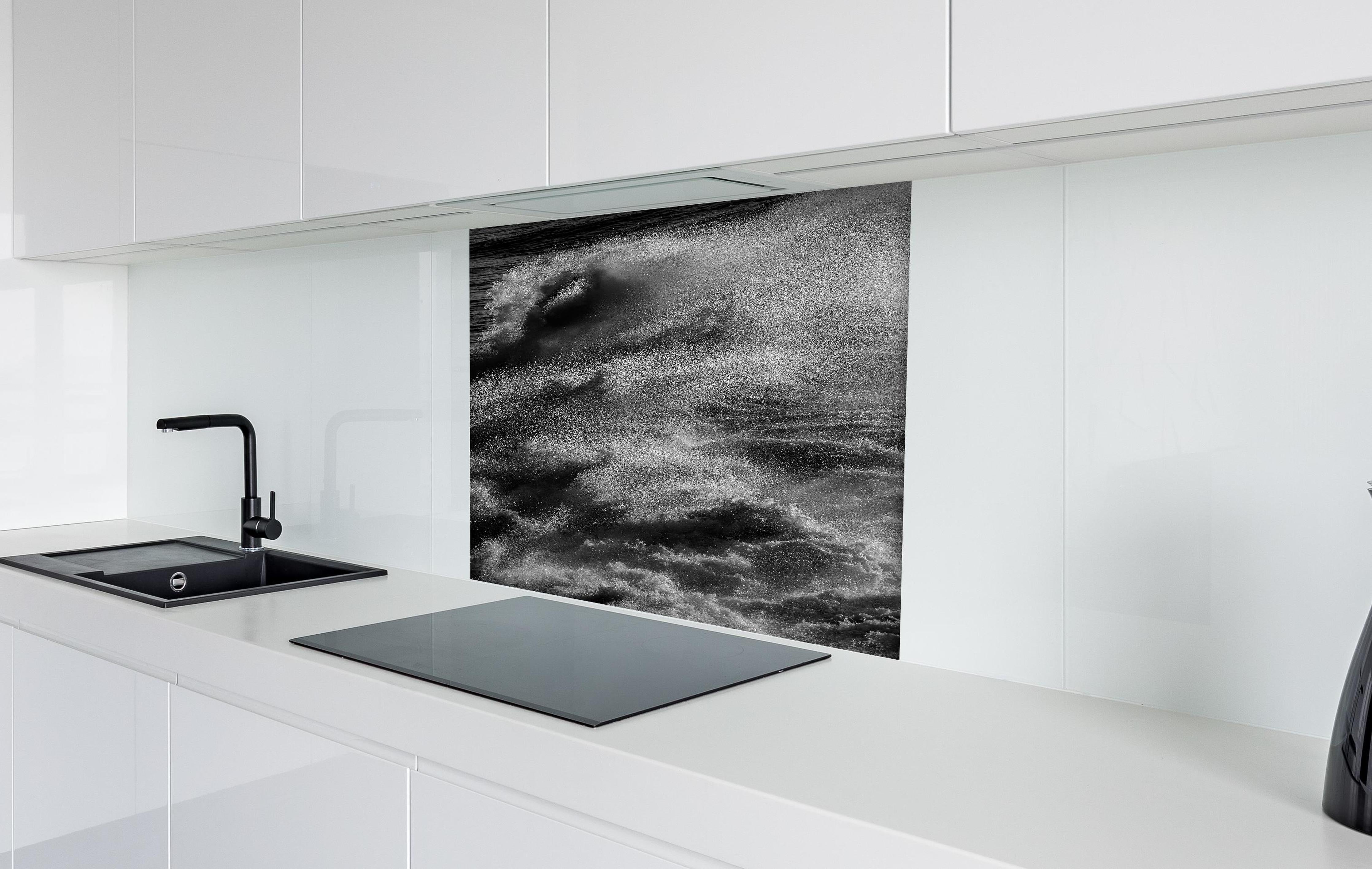 Spritzschutz - Schwarz-Weiße Ozeanwellen-Abstraktion hinter einem Cerankochfeld zwischen Holz-Kochutensilien