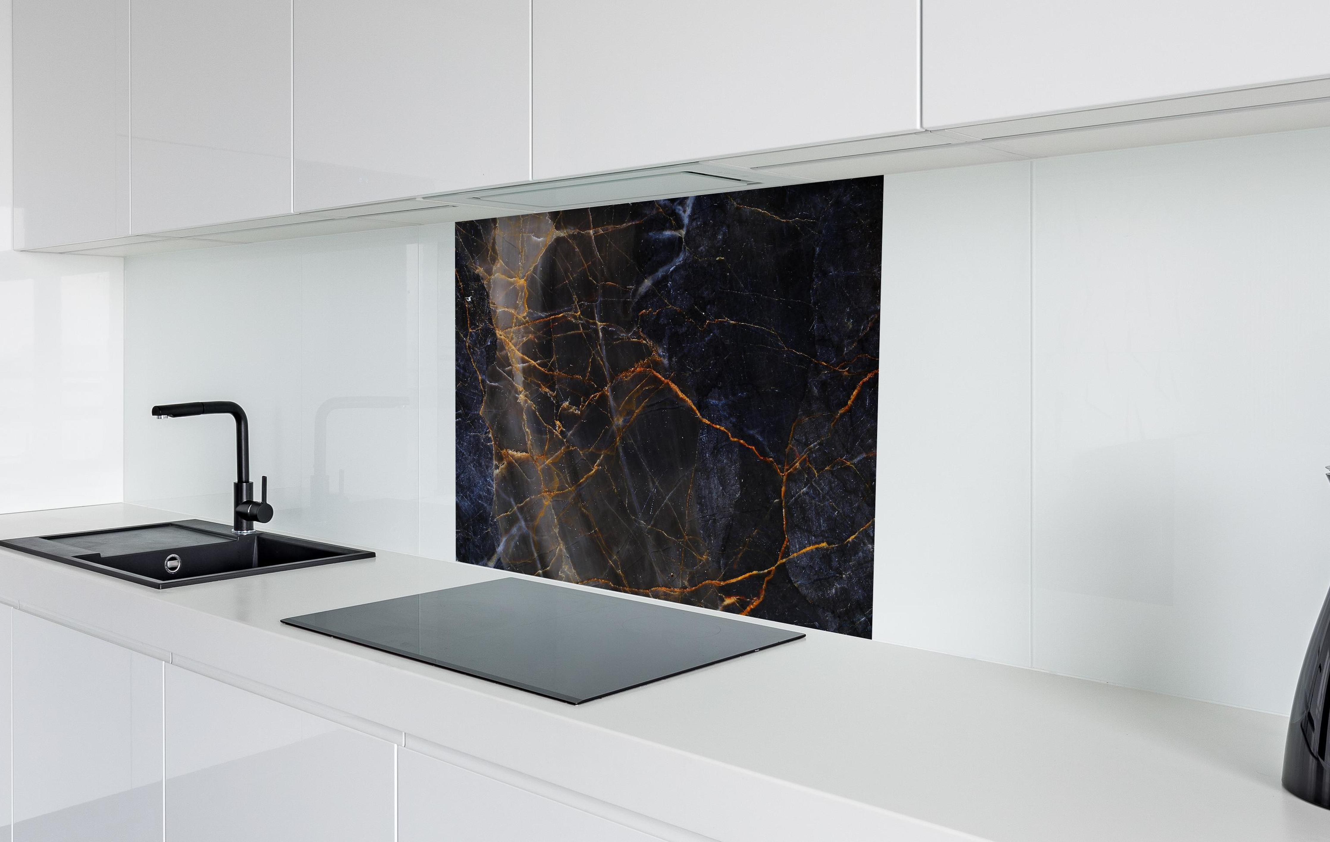 Spritzschutz - Schwarz und braune Marmor Textur aus Russland hinter einem Cerankochfeld zwischen Holz-Kochutensilien