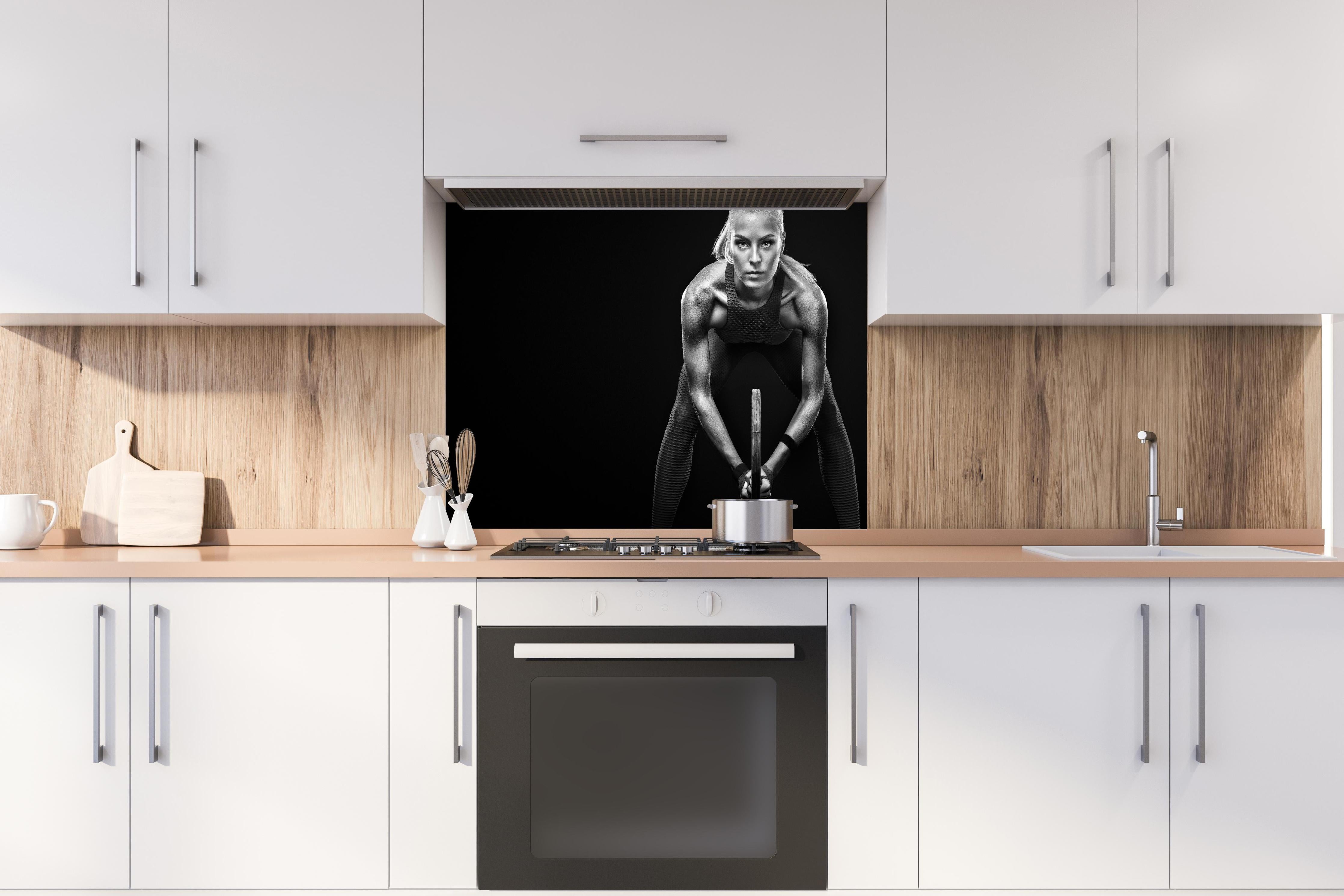 Spritzschutz - Schwarz-weiß Ansicht - Tennisspielerin hinter einem Cerankochfeld zwischen Holz-Kochutensilien