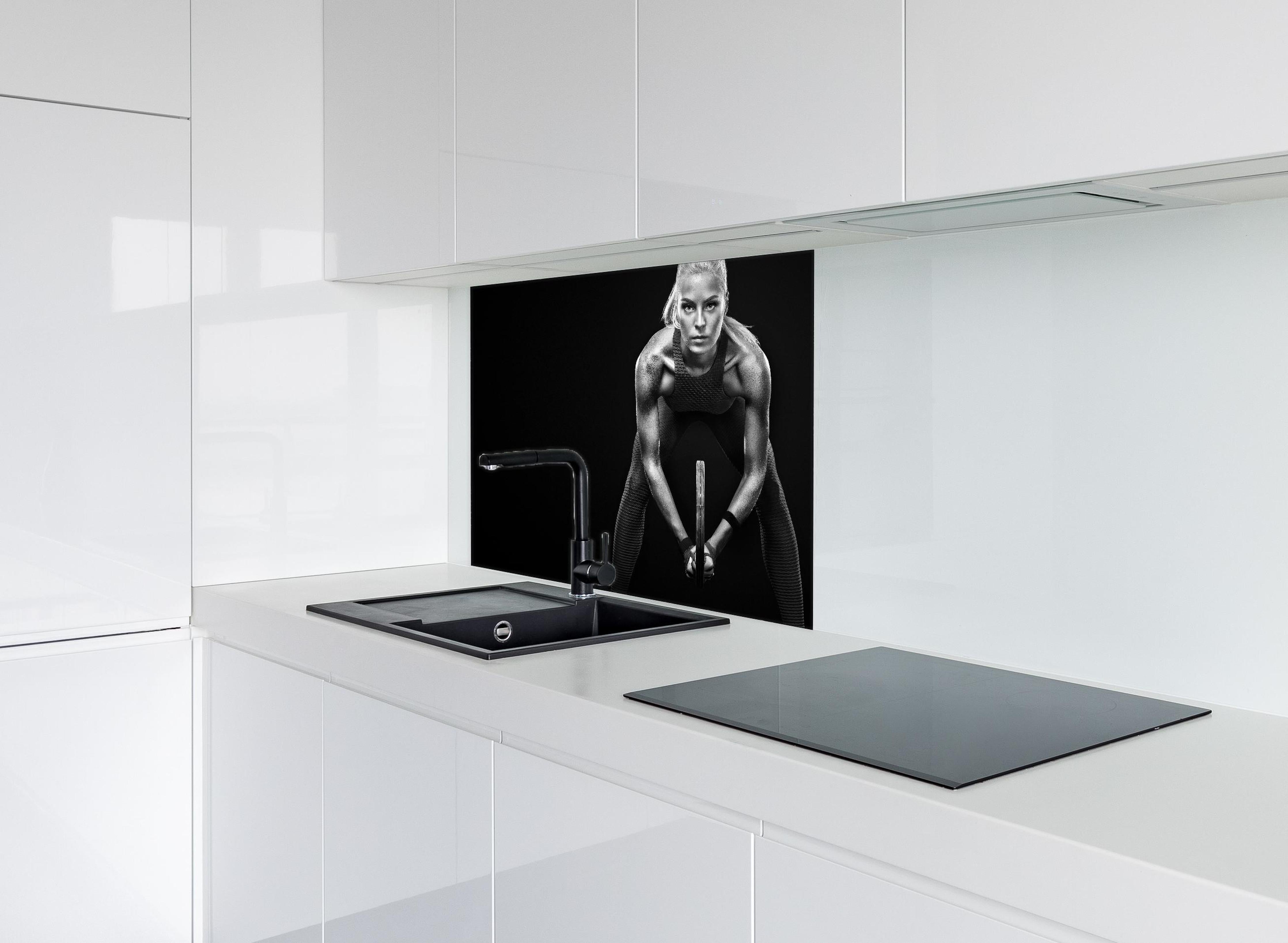 Spritzschutz - Schwarz-weiß Ansicht - Tennisspielerin hinter einem Cerankochfeld zwischen Holz-Kochutensilien