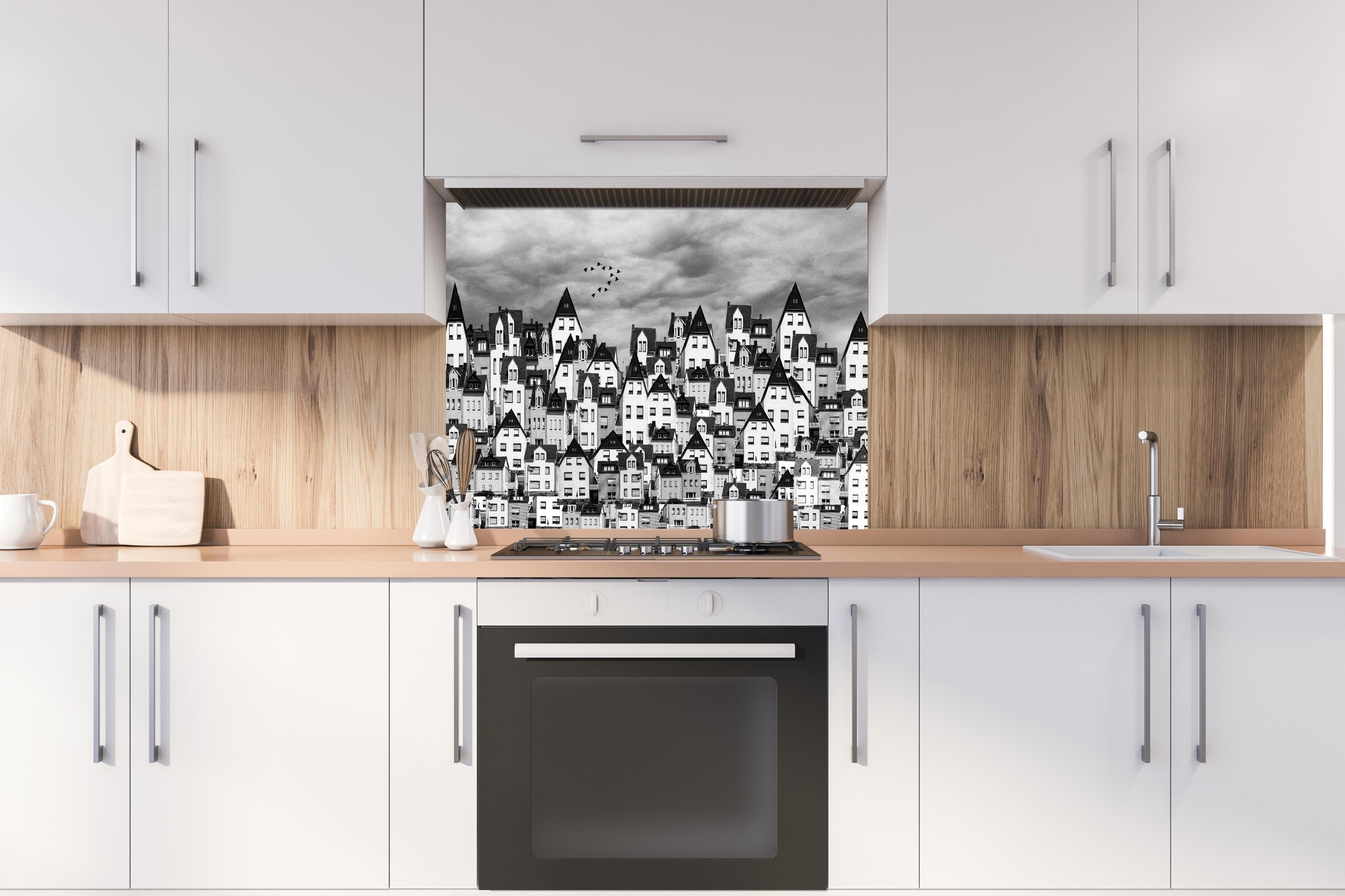 Spritzschutz - Schwarz-weiße Dachlandschaft mit Vögeln hinter einem Cerankochfeld zwischen Holz-Kochutensilien