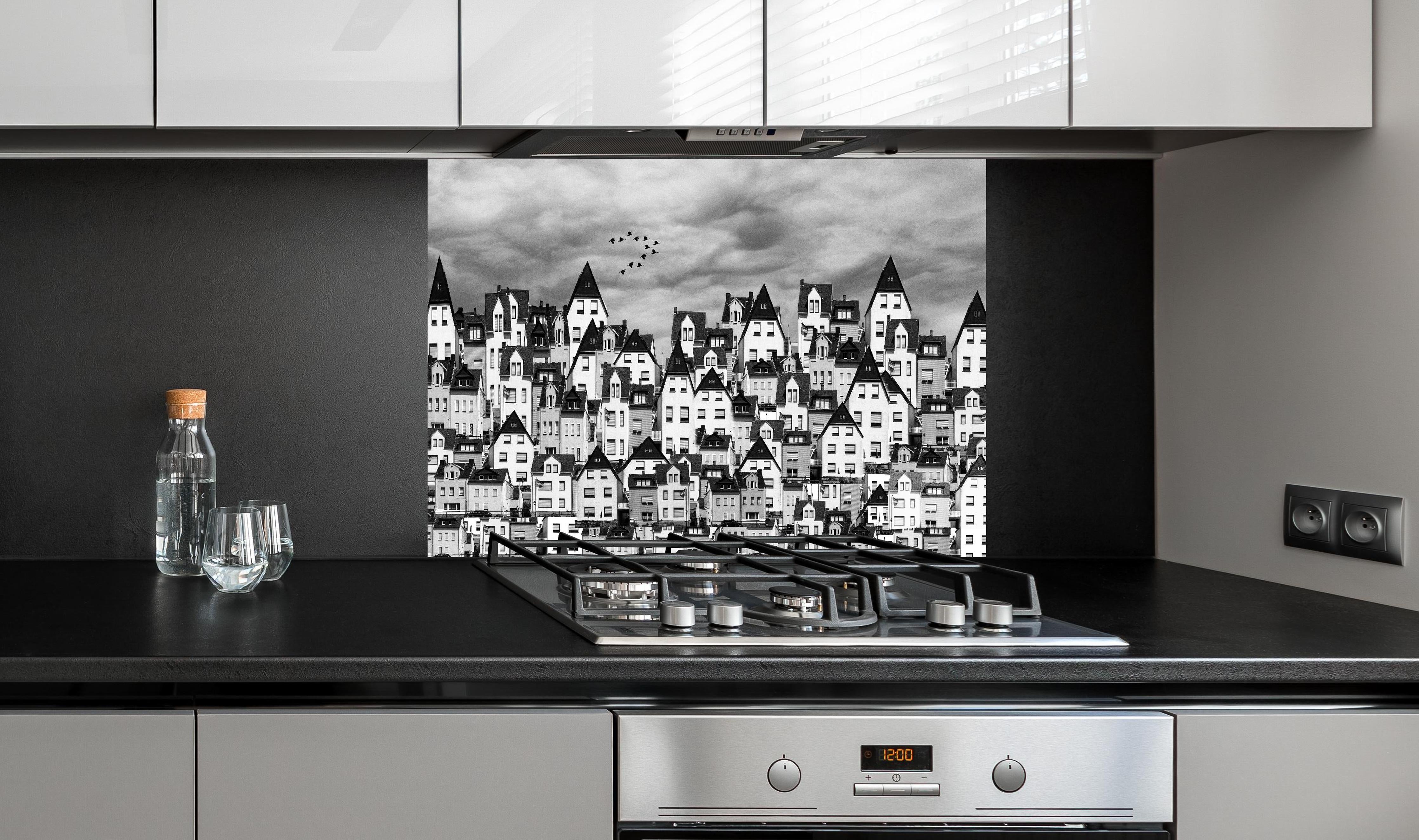 Spritzschutz - Schwarz-weiße Dachlandschaft mit Vögeln hinter einem Cerankochfeld zwischen Holz-Kochutensilien