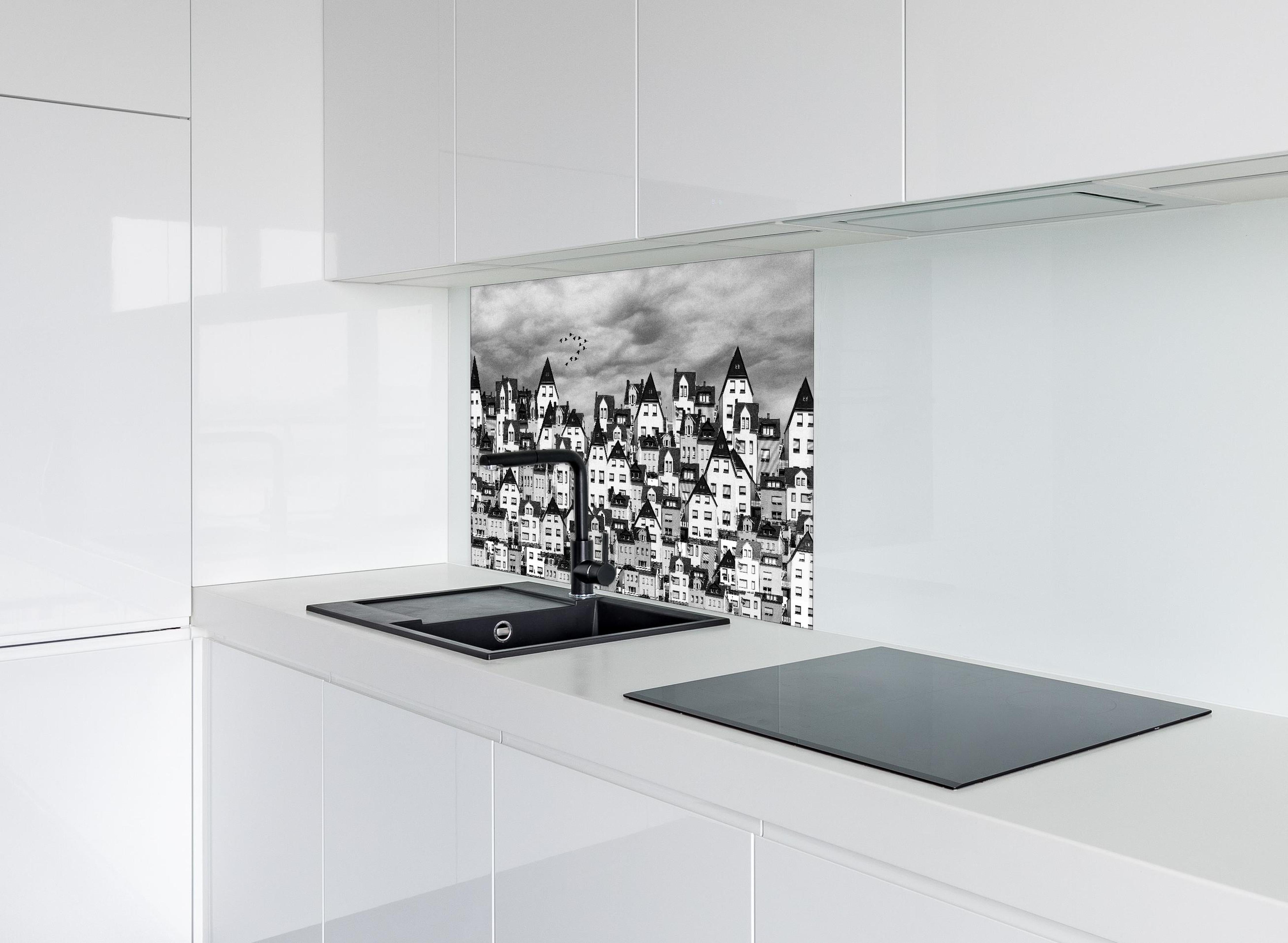 Spritzschutz - Schwarz-weiße Dachlandschaft mit Vögeln hinter einem Cerankochfeld zwischen Holz-Kochutensilien