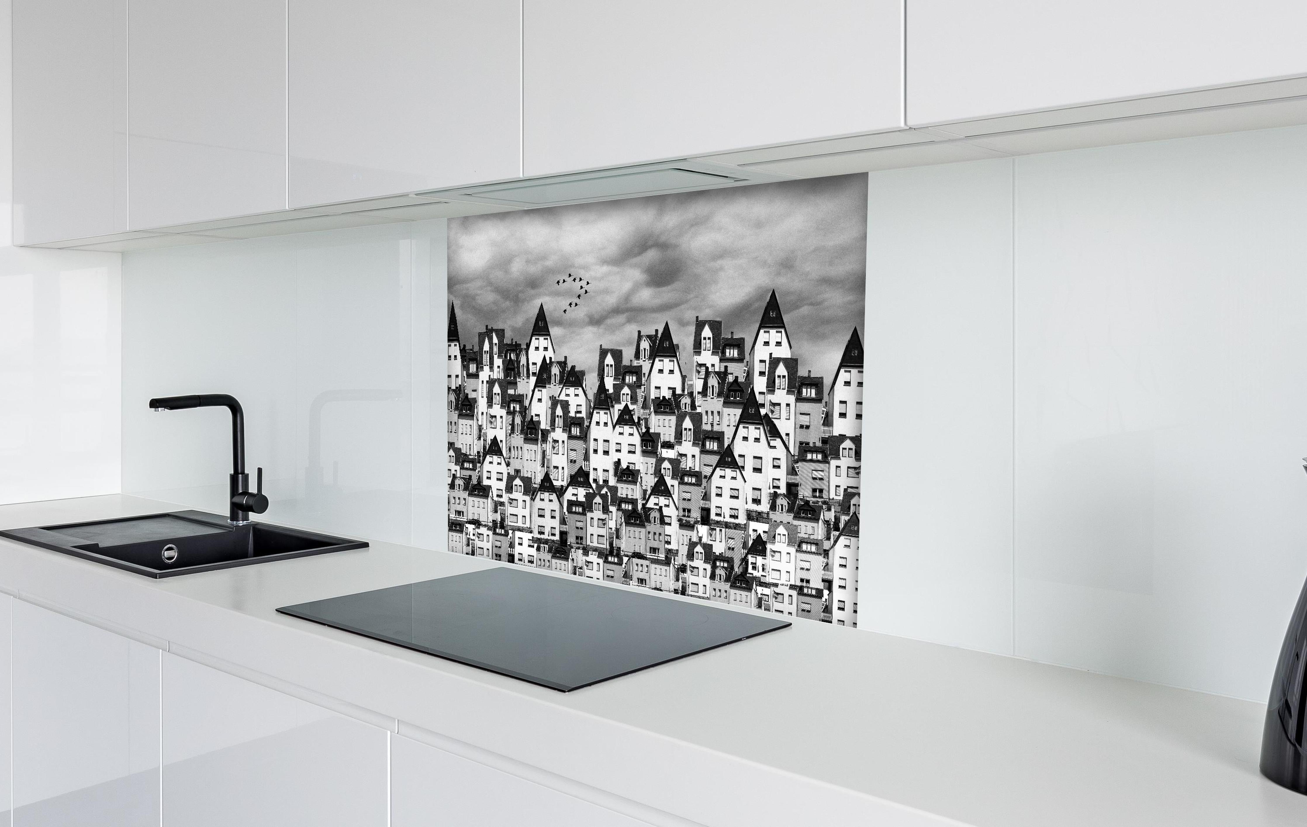 Spritzschutz - Schwarz-weiße Dachlandschaft mit Vögeln hinter einem Cerankochfeld zwischen Holz-Kochutensilien