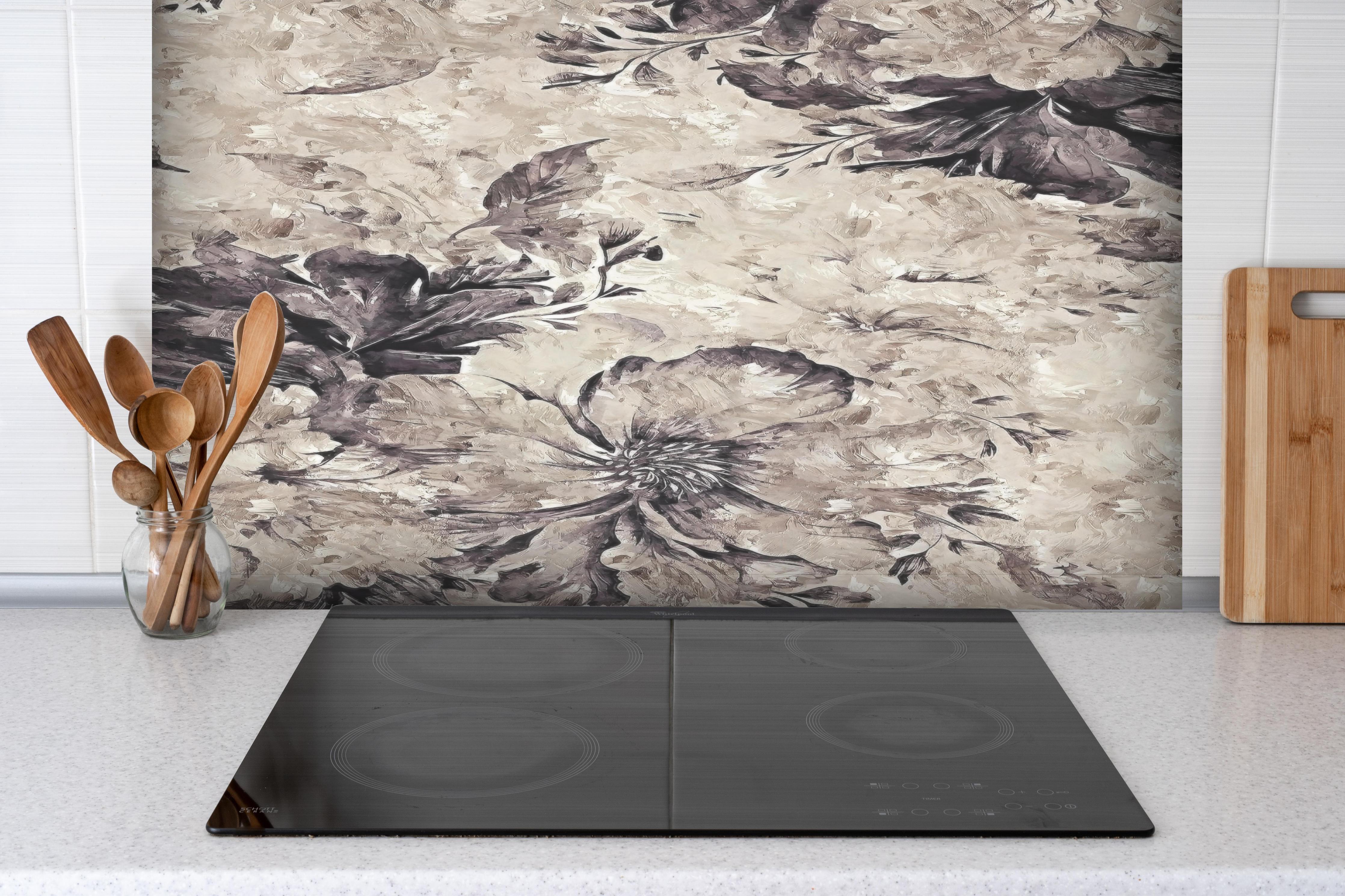 Spritzschutz - Schwarz, weißes Pflanzen Gemälde 2 hinter einem Cerankochfeld zwischen Holz-Kochutensilien
