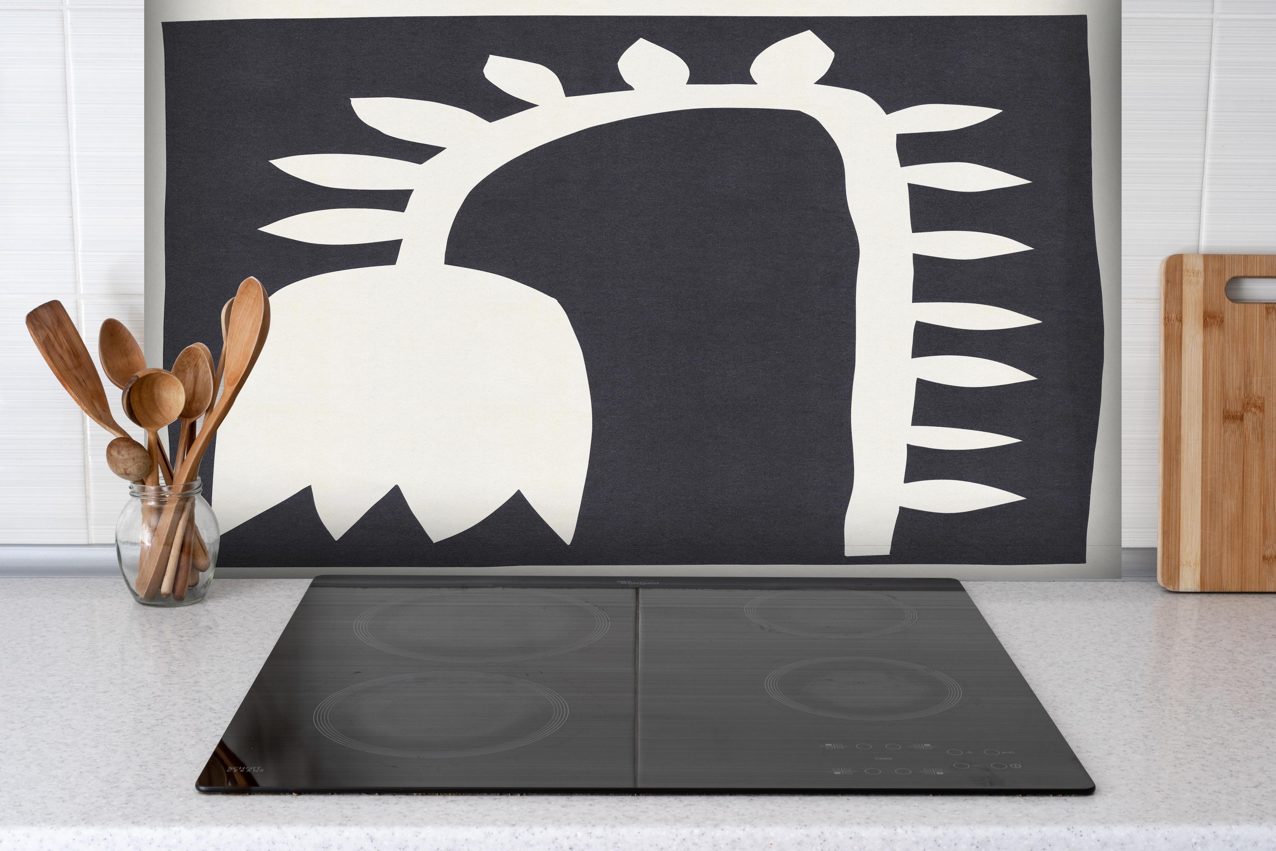 Spritzschutz - Schwarze Tulpe - Gemälde hinter einem Cerankochfeld zwischen Holz-Kochutensilien