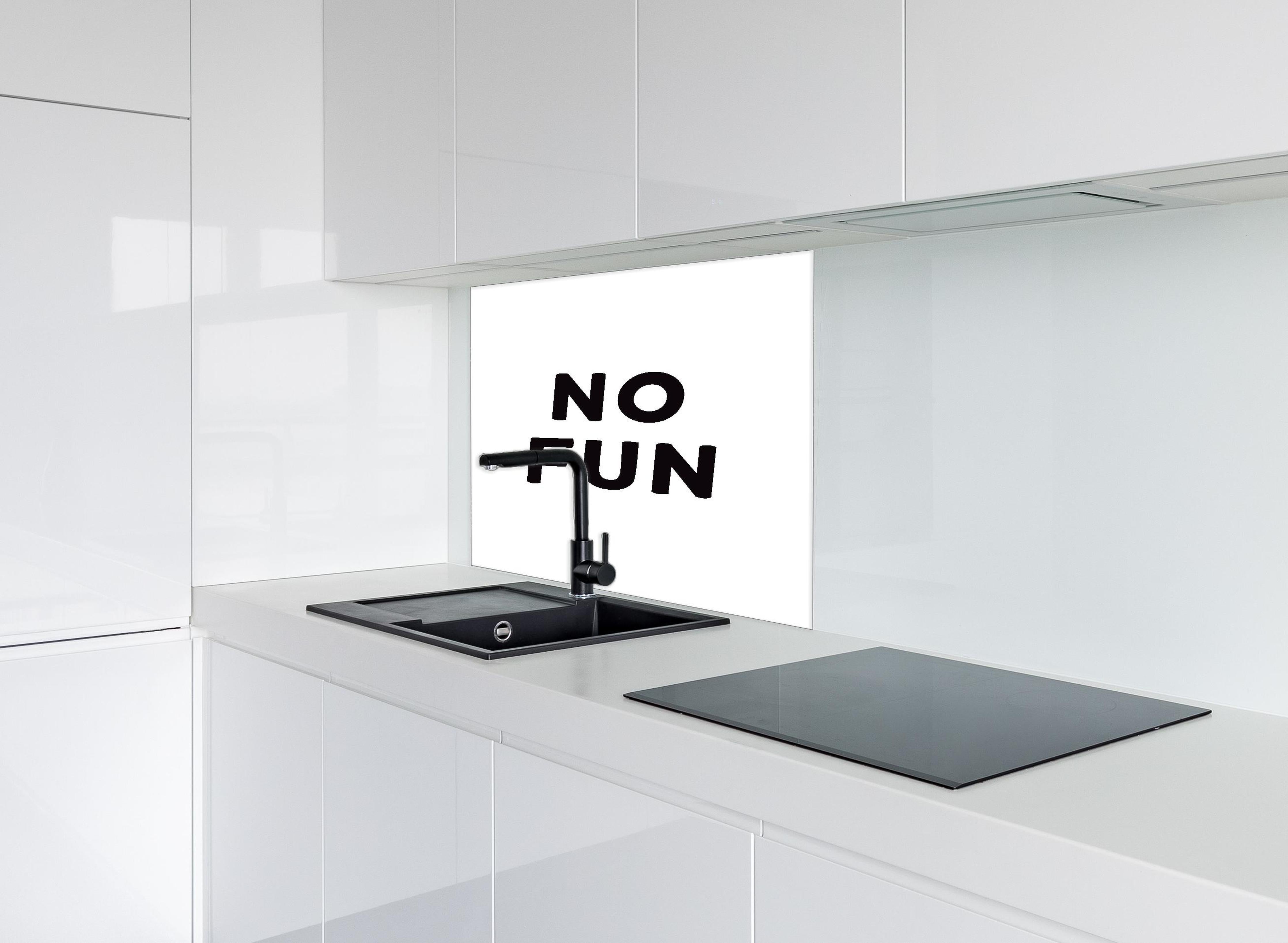 Spritzschutz - Schwarze Typografie 'No Fun' auf Weiß hinter einem Cerankochfeld zwischen Holz-Kochutensilien