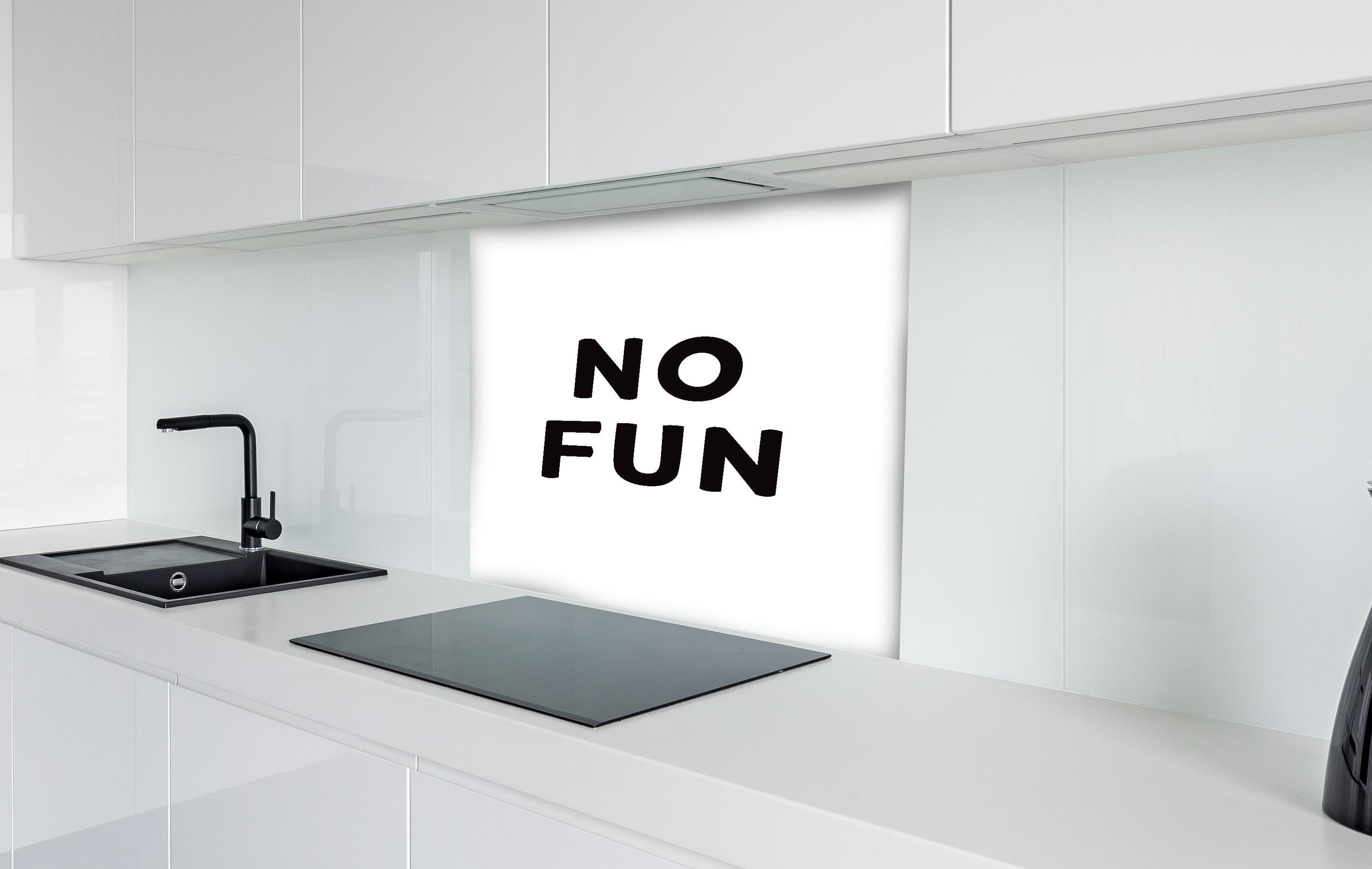 Spritzschutz - Schwarze Typografie 'No Fun' auf Weiß hinter einem Cerankochfeld zwischen Holz-Kochutensilien