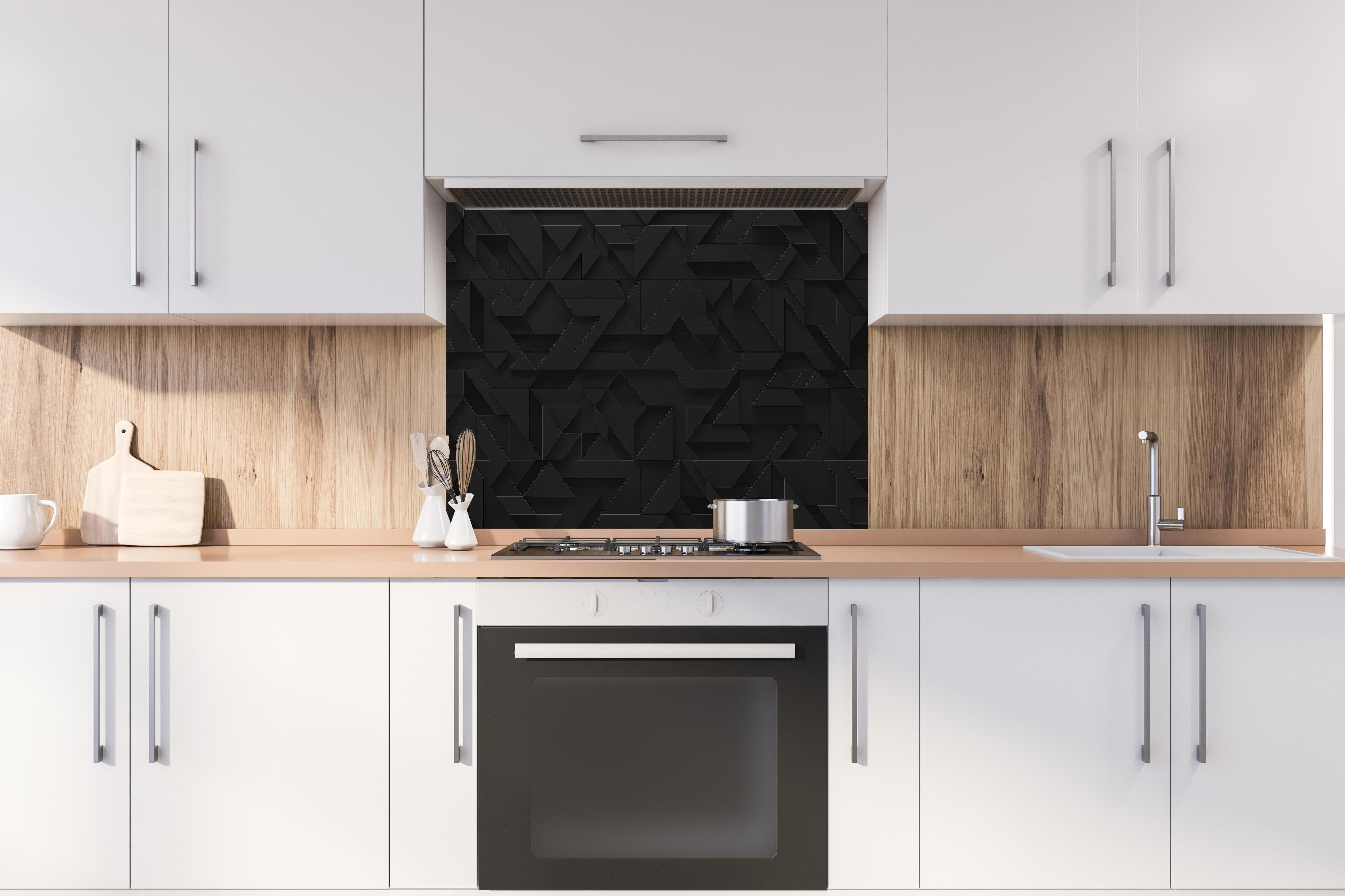 Spritzschutz - Schwarze futuristische Wand - 3D hinter einem Cerankochfeld zwischen Holz-Kochutensilien