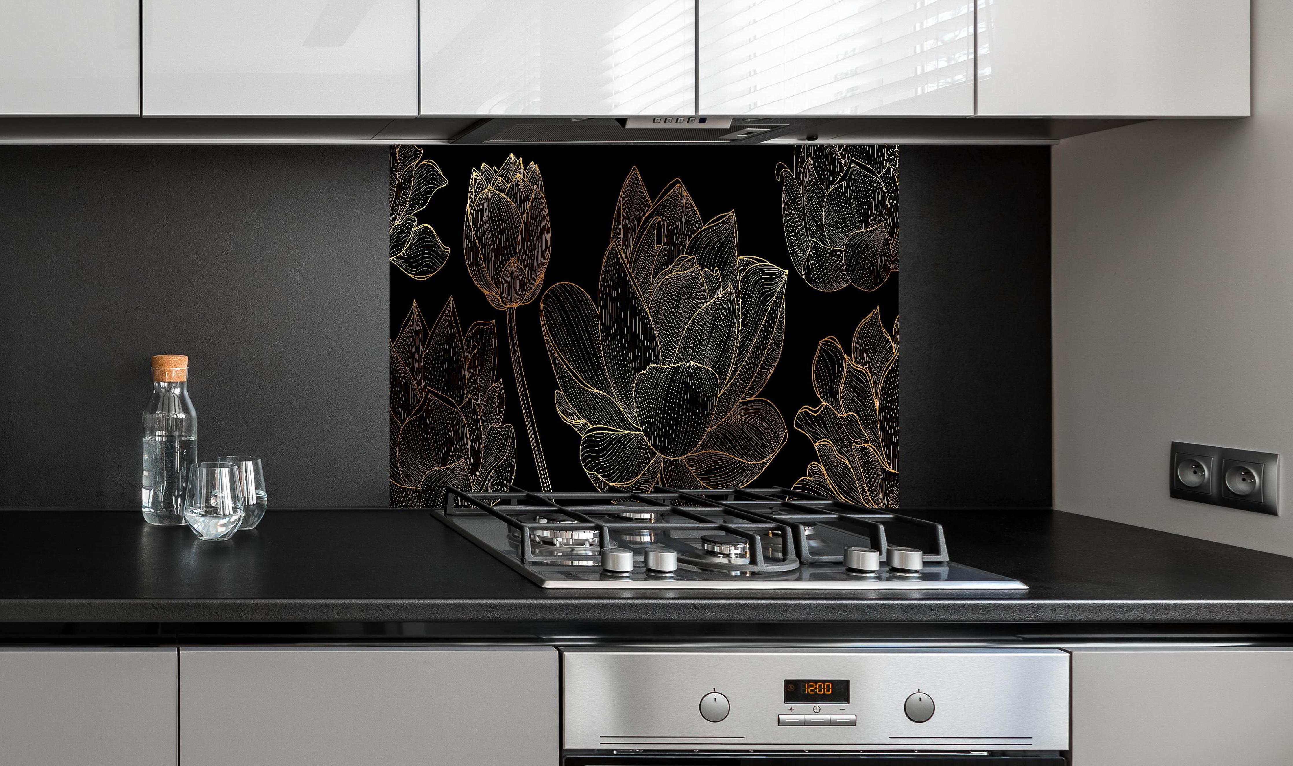 Spritzschutz - Schwarzer Hintergrund Blumen Goldlinien Kunst hinter einem Cerankochfeld zwischen Holz-Kochutensilien