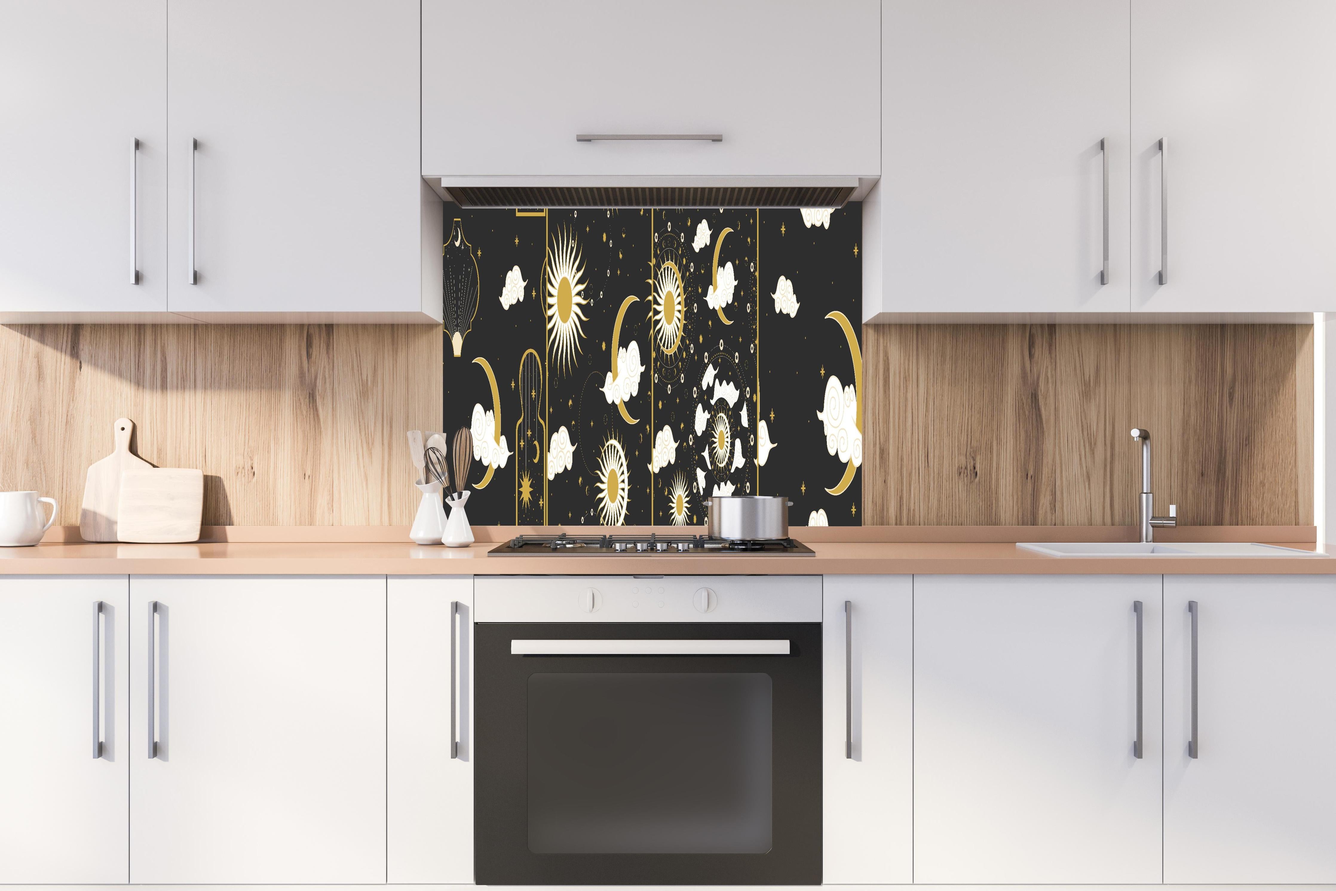 Spritzschutz - Schwarzer Hintergrund mit goldenem Himmel hinter einem Cerankochfeld zwischen Holz-Kochutensilien