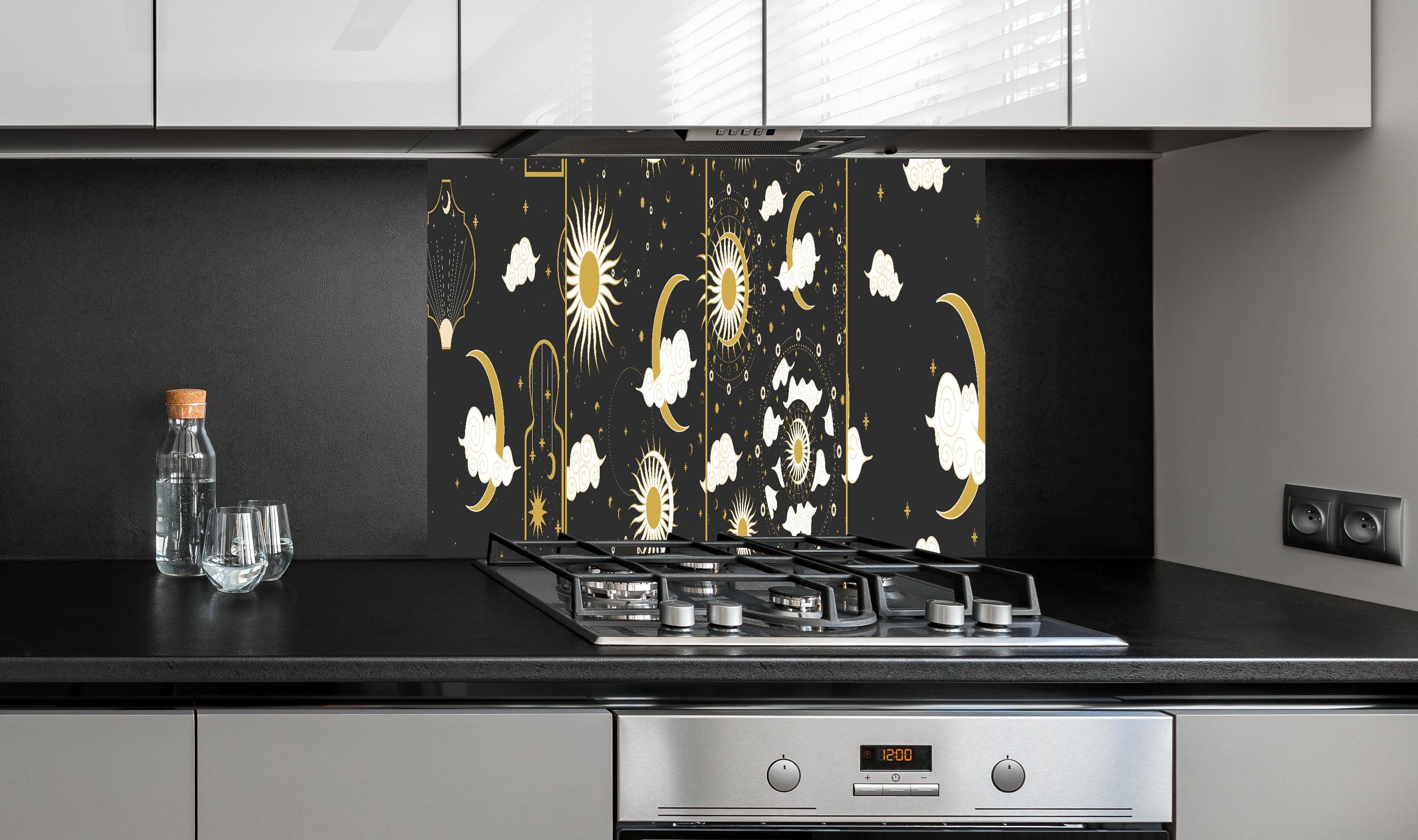 Spritzschutz - Schwarzer Hintergrund mit goldenem Himmel hinter einem Cerankochfeld zwischen Holz-Kochutensilien