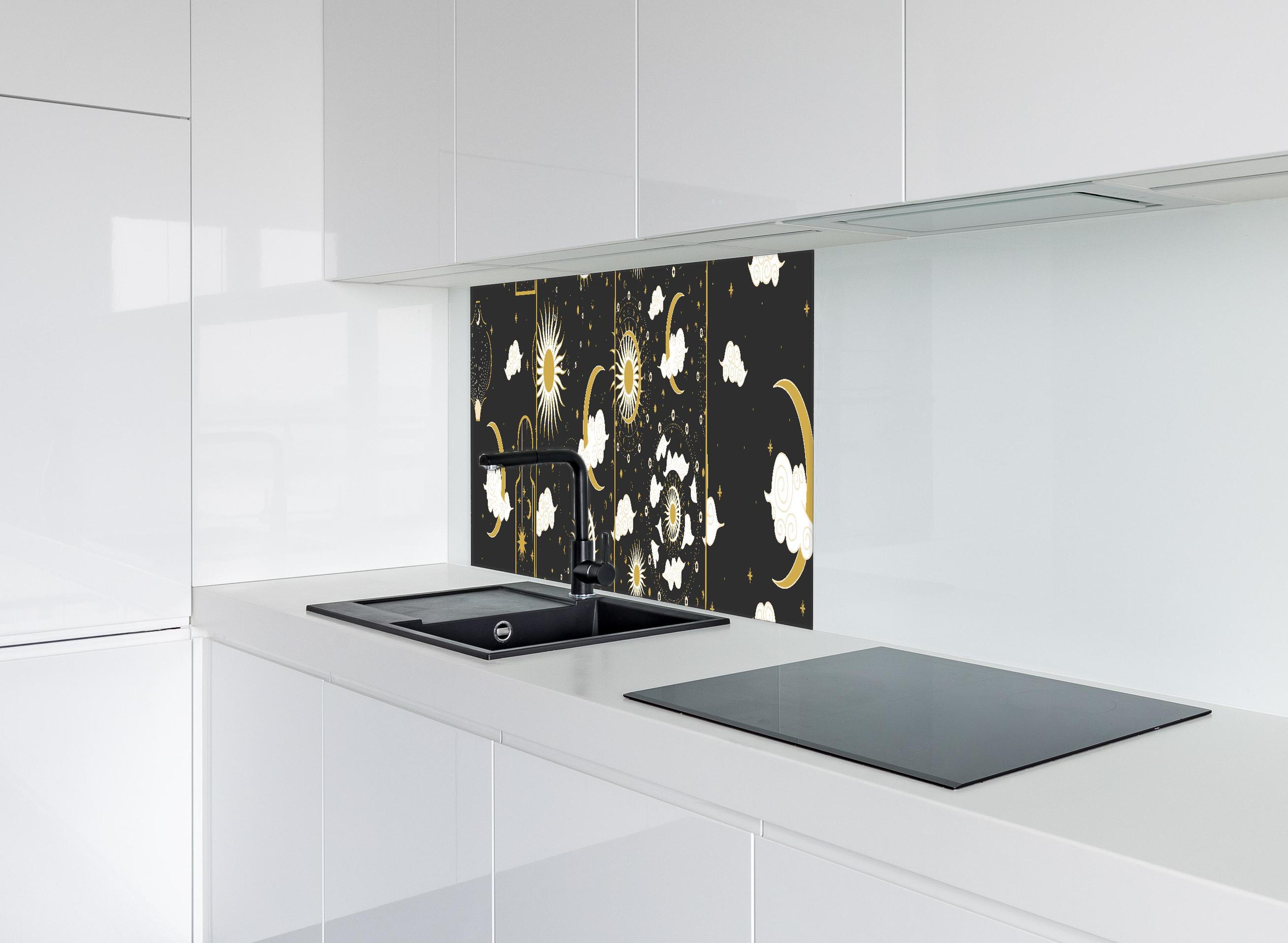 Spritzschutz - Schwarzer Hintergrund mit goldenem Himmel hinter einem Cerankochfeld zwischen Holz-Kochutensilien