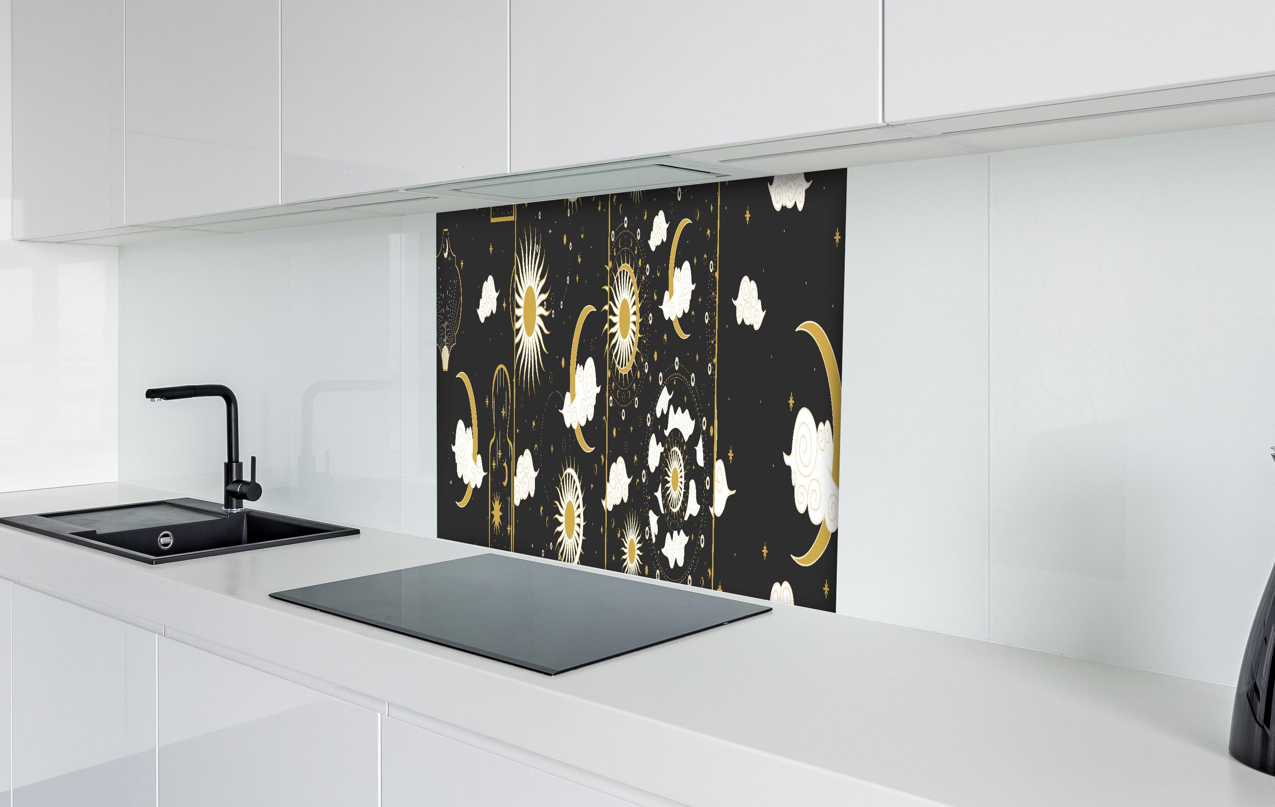 Spritzschutz - Schwarzer Hintergrund mit goldenem Himmel hinter einem Cerankochfeld zwischen Holz-Kochutensilien