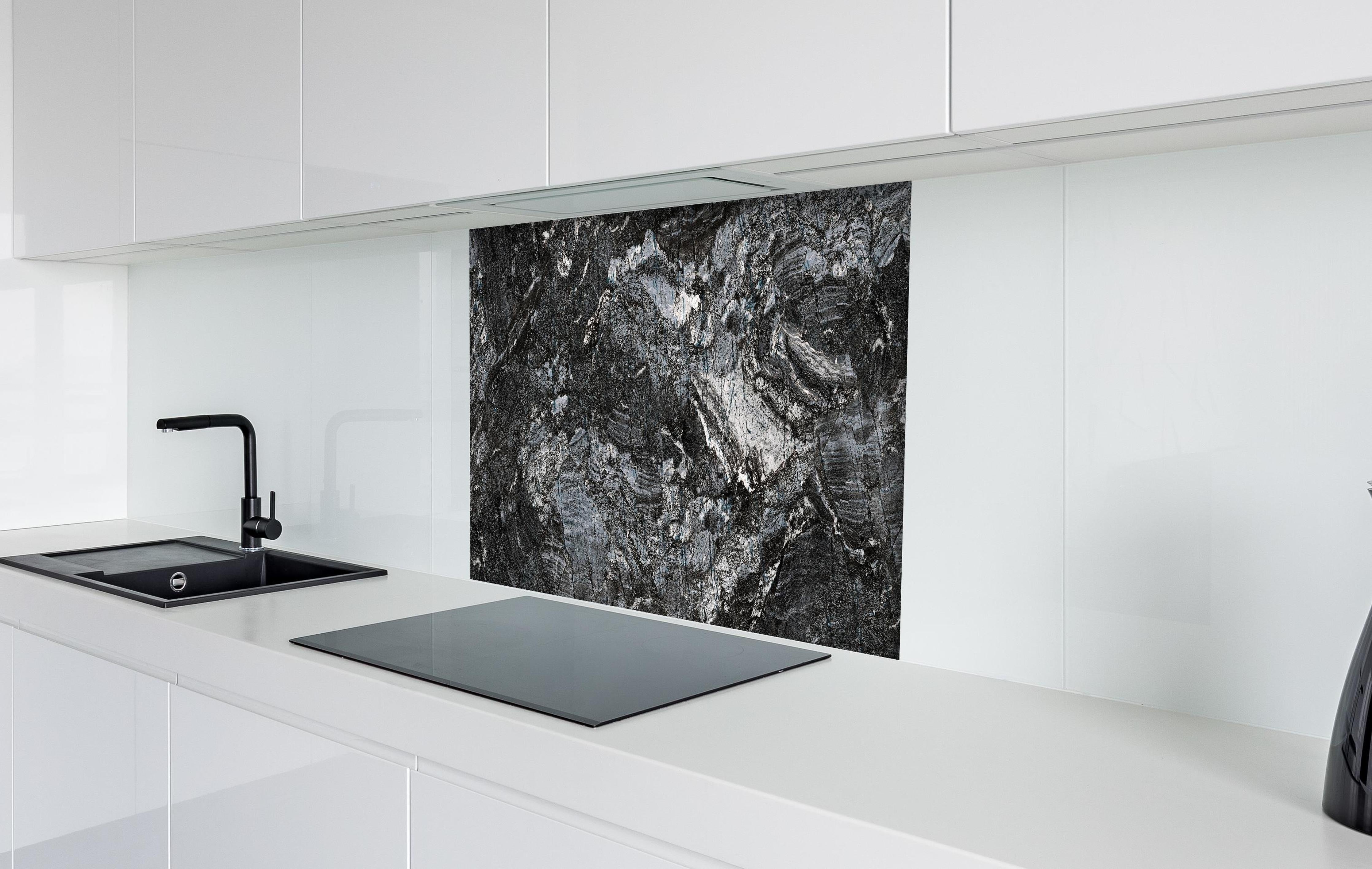 Spritzschutz - Schwarzer Marmor - Natur hinter einem Cerankochfeld zwischen Holz-Kochutensilien