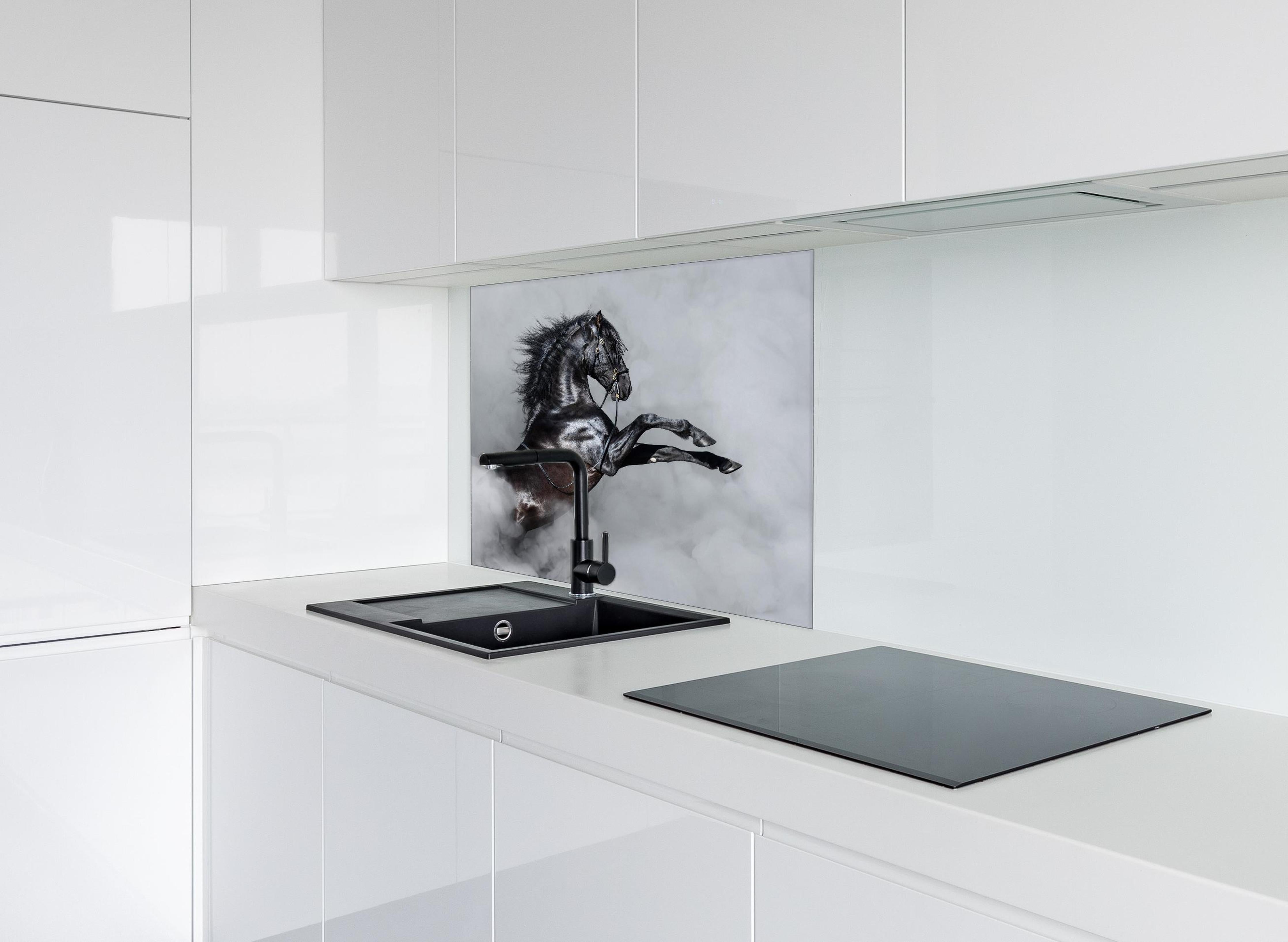 Spritzschutz - Schwarzes Andalusier Pferd im Nebel hinter einem Cerankochfeld zwischen Holz-Kochutensilien