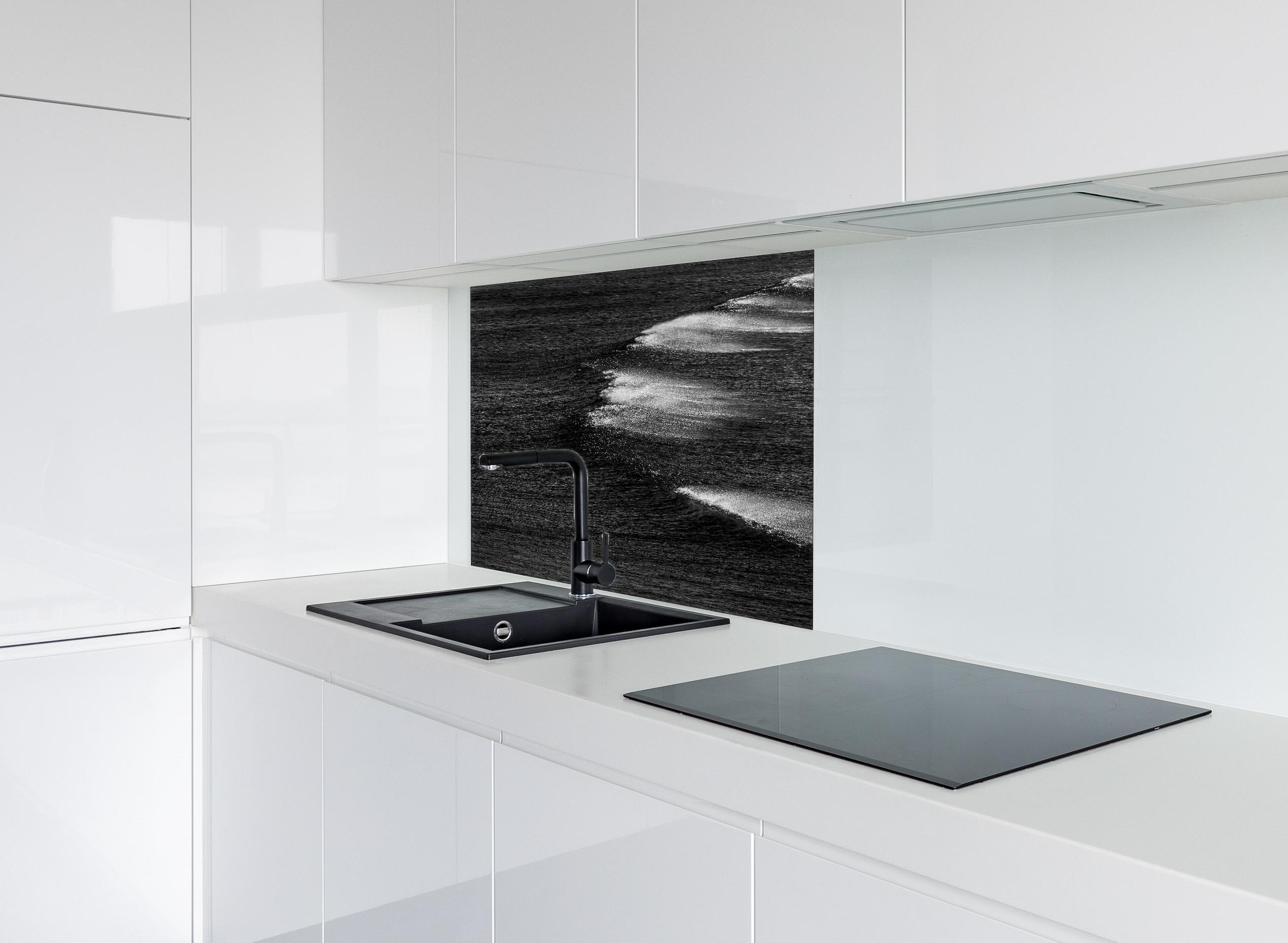 Spritzschutz - Schwarzweiße Ozeanwellen aus der Vogelperspektive hinter einem Cerankochfeld zwischen Holz-Kochutensilien