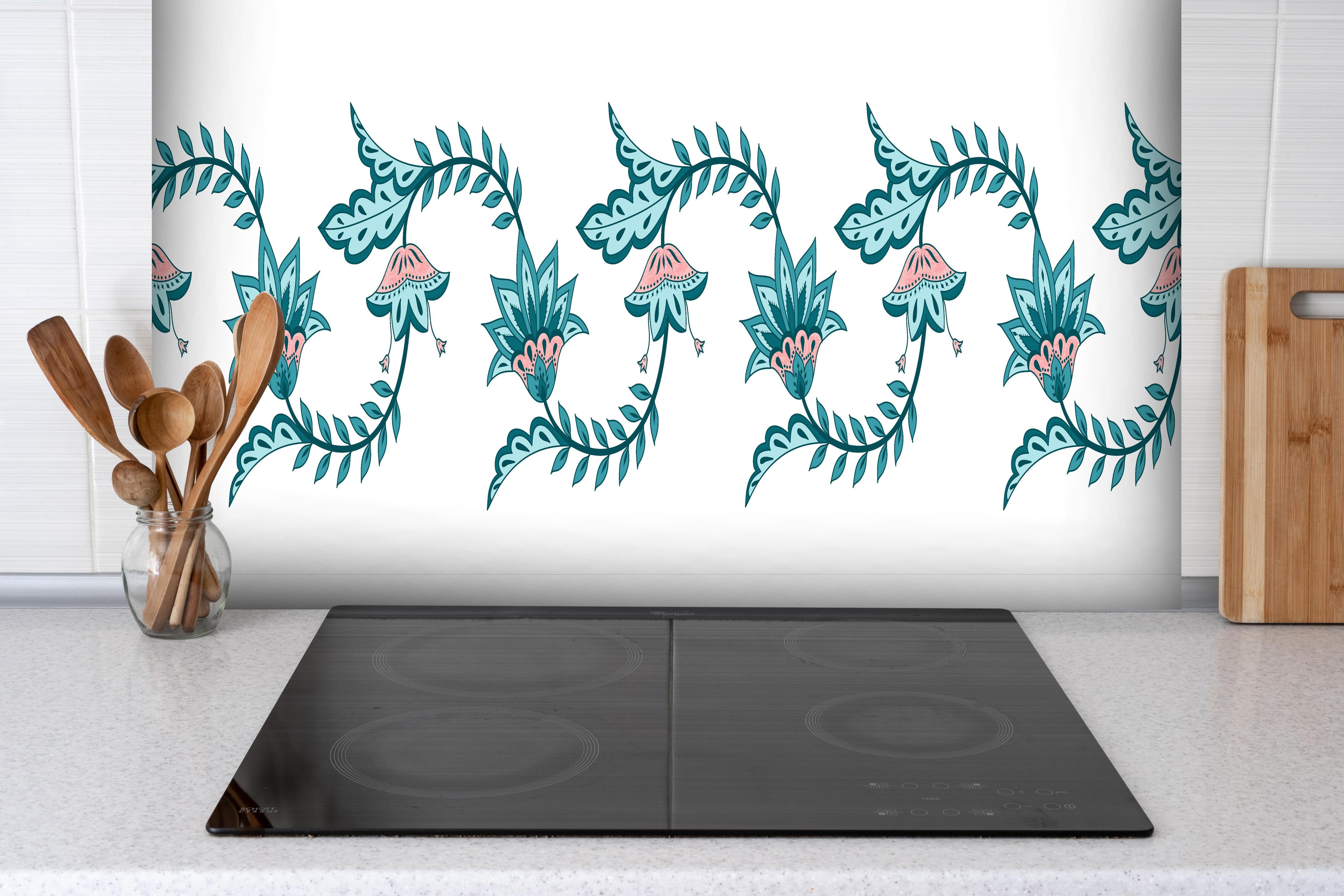 Spritzschutz - Seamless Flower Batik Paisley Border hinter einem Cerankochfeld zwischen Holz-Kochutensilien