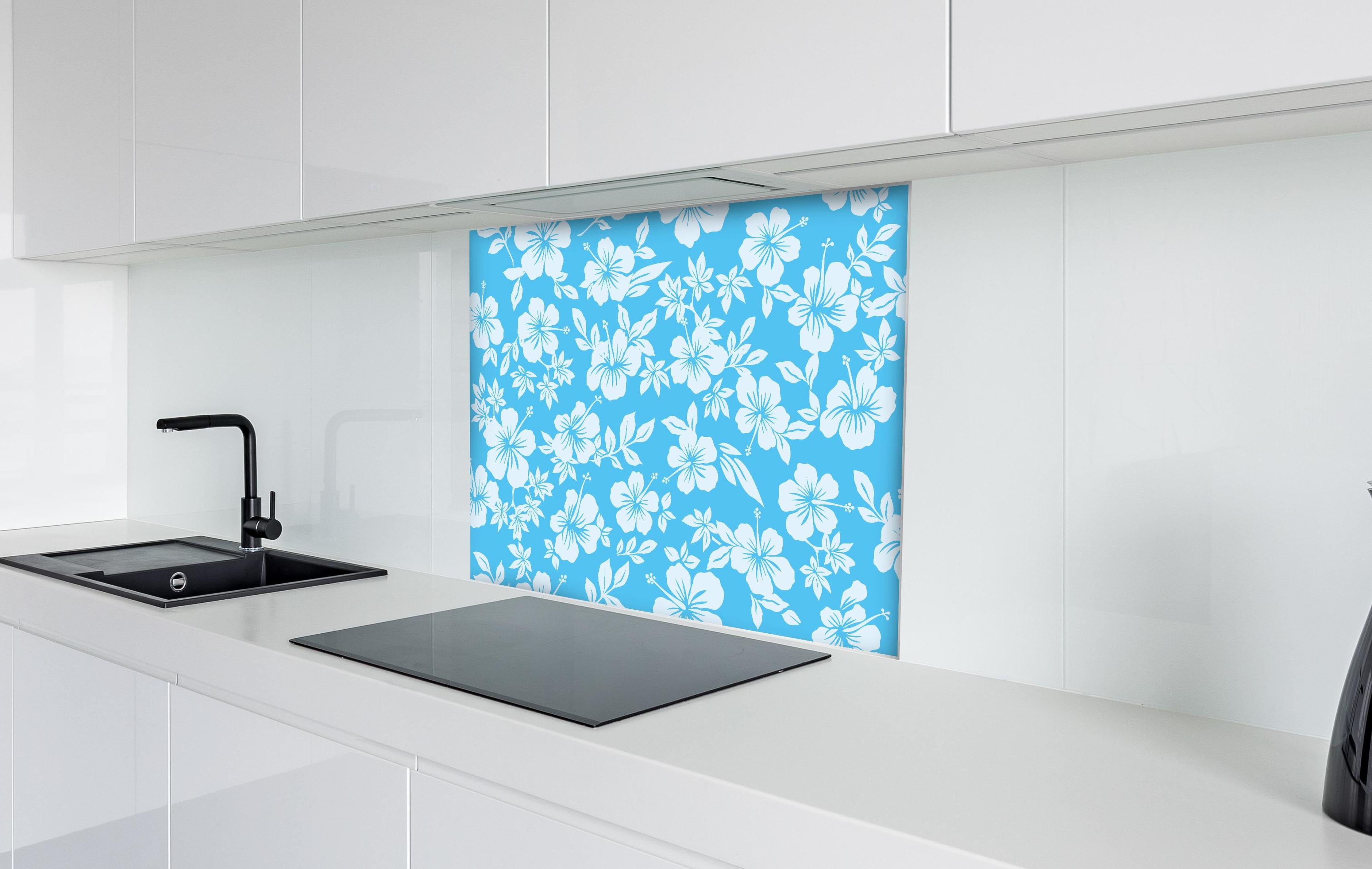 Spritzschutz - Seamless Hibiskus Blütenmuster Hellblau hinter einem Cerankochfeld zwischen Holz-Kochutensilien